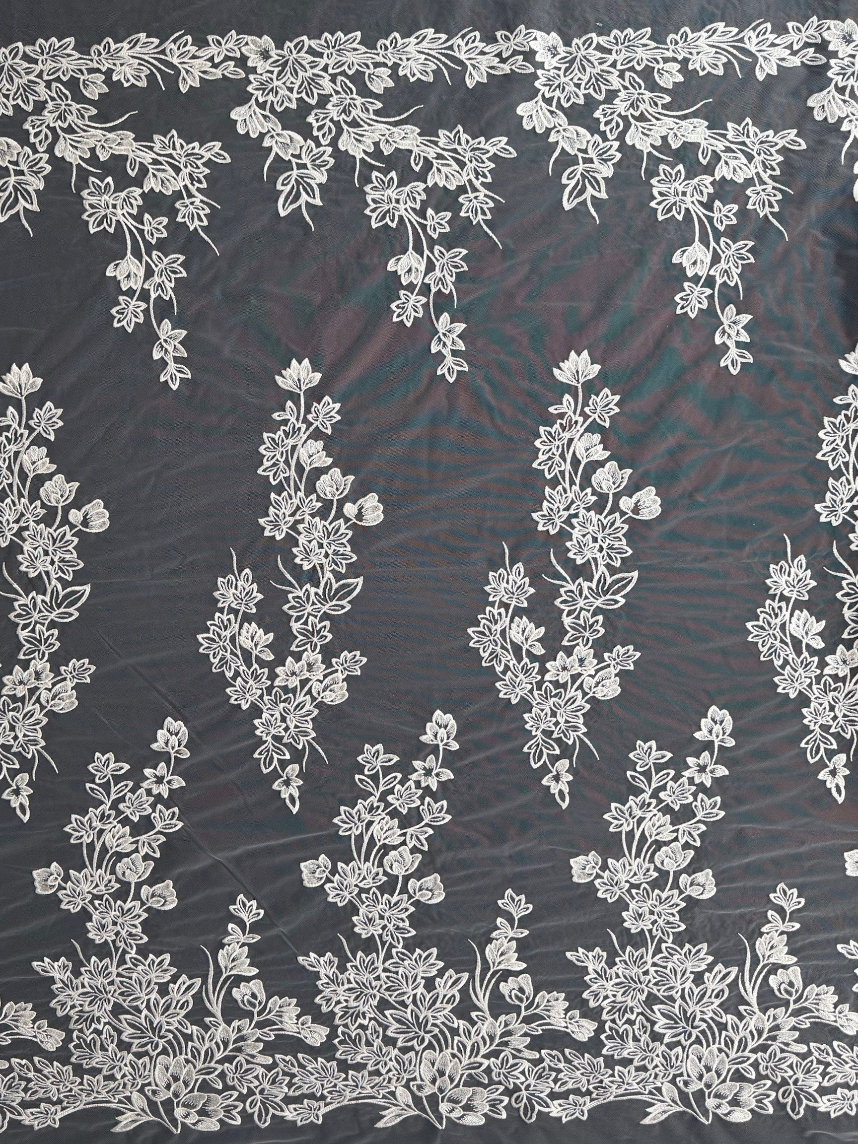 Dentelle brodée de sequins ivoire - EB3035