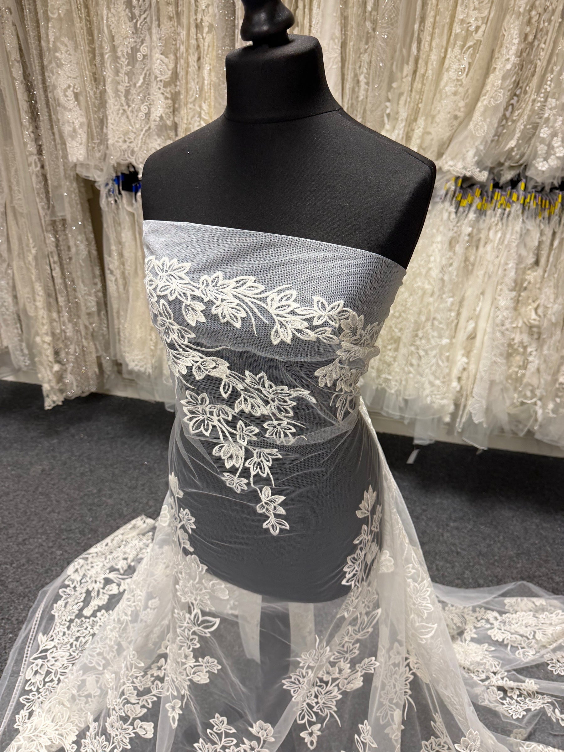 Dentelle brodée de sequins ivoire - EB3035