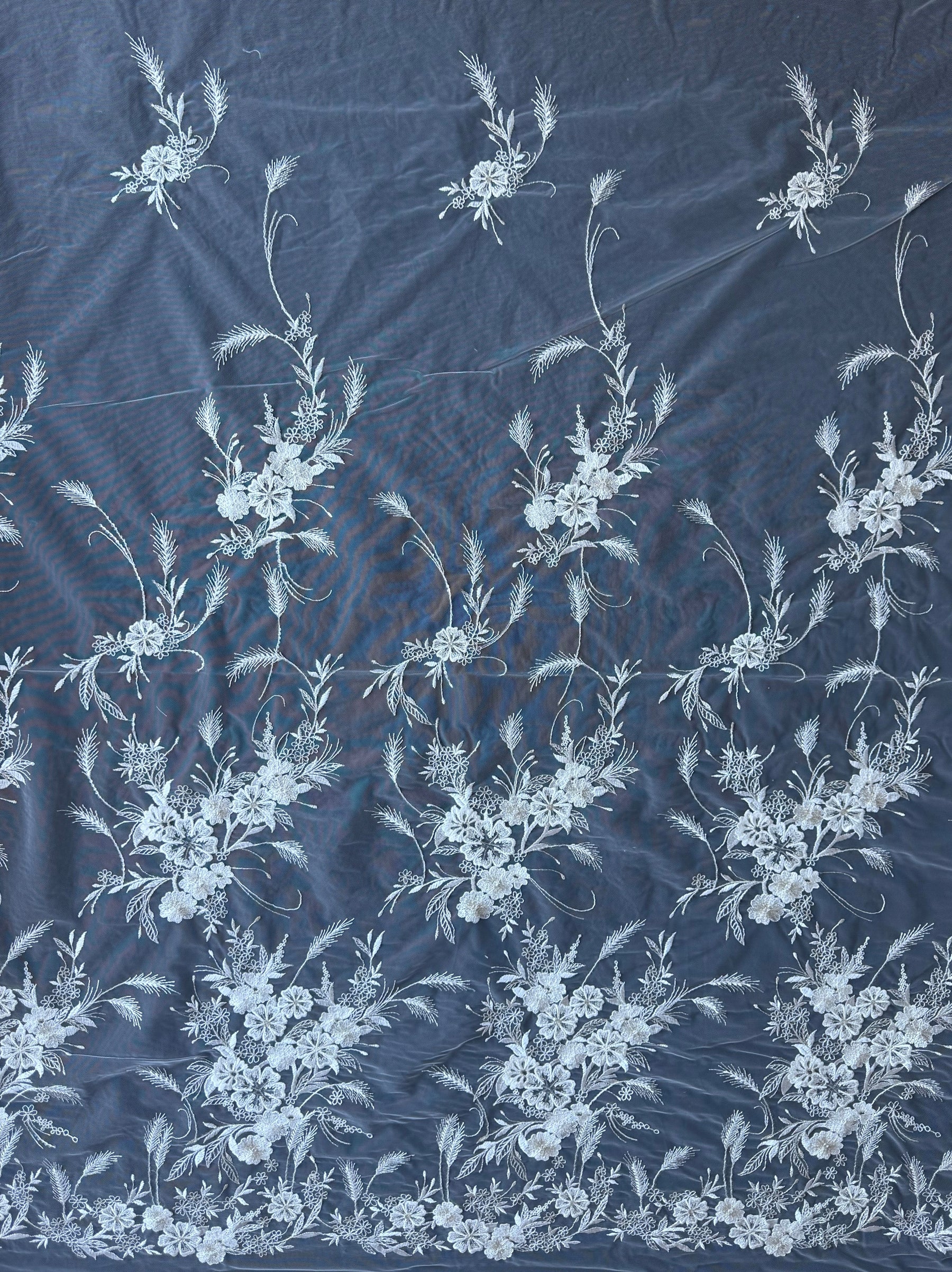 Dentelle brodée de sequins ivoire - EB3036