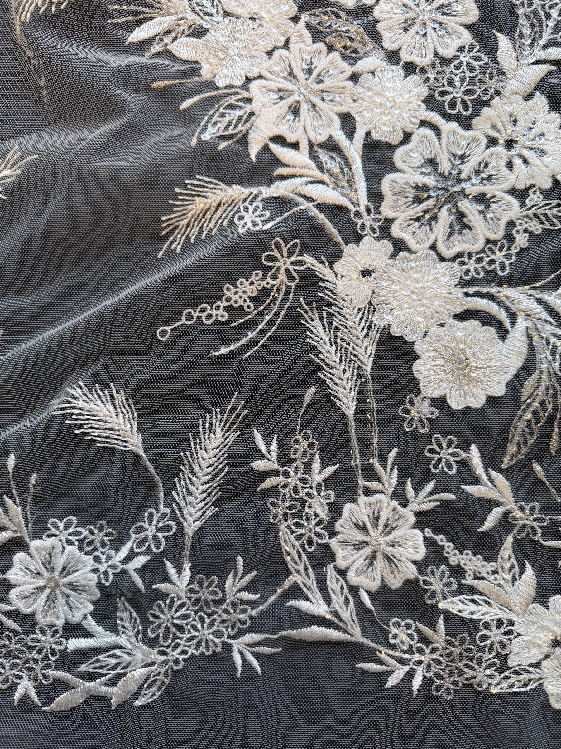 Dentelle brodée de sequins ivoire - EB3036