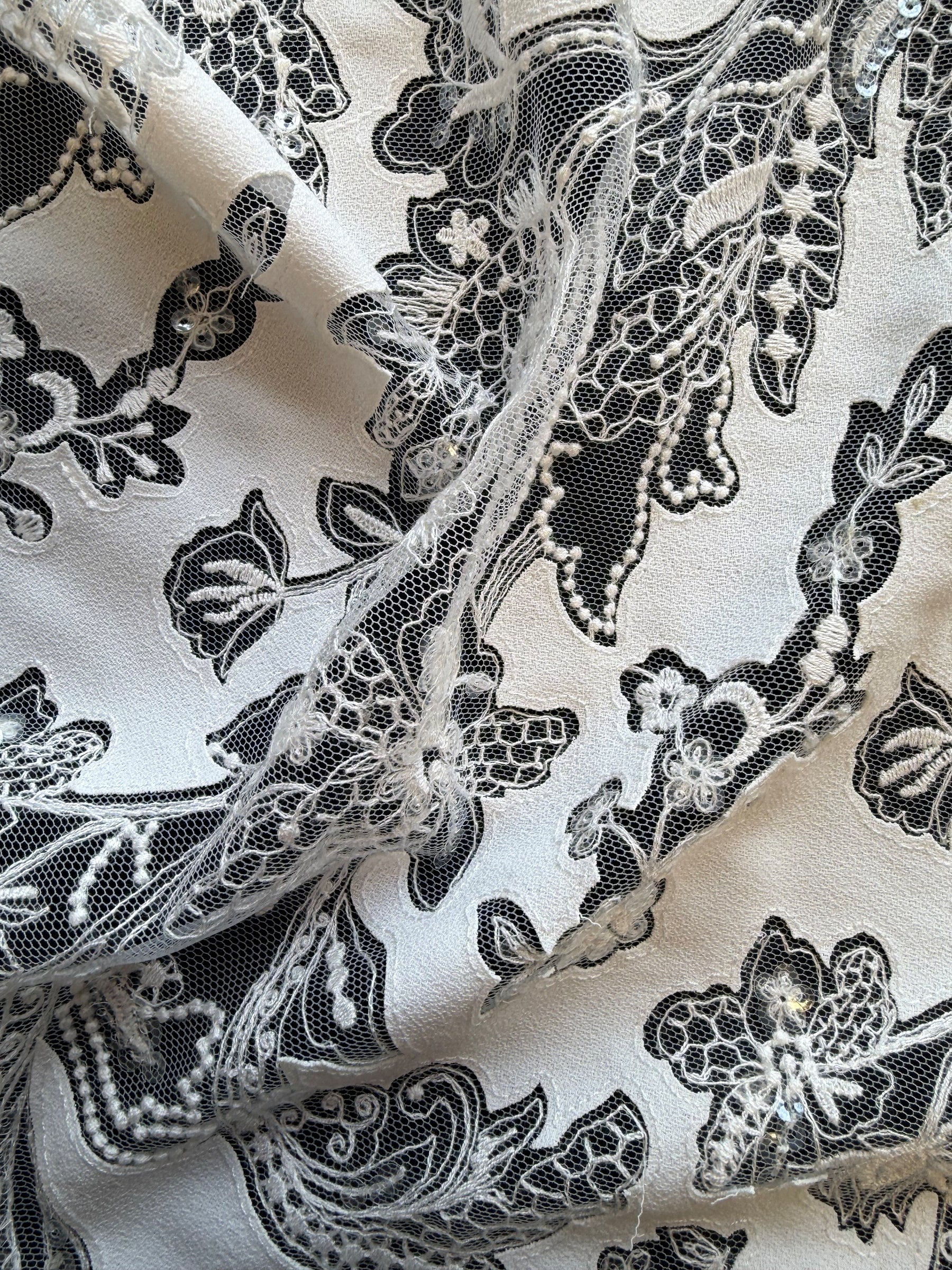 Dentelle brodée ornée de tissu ivoire - EB3039