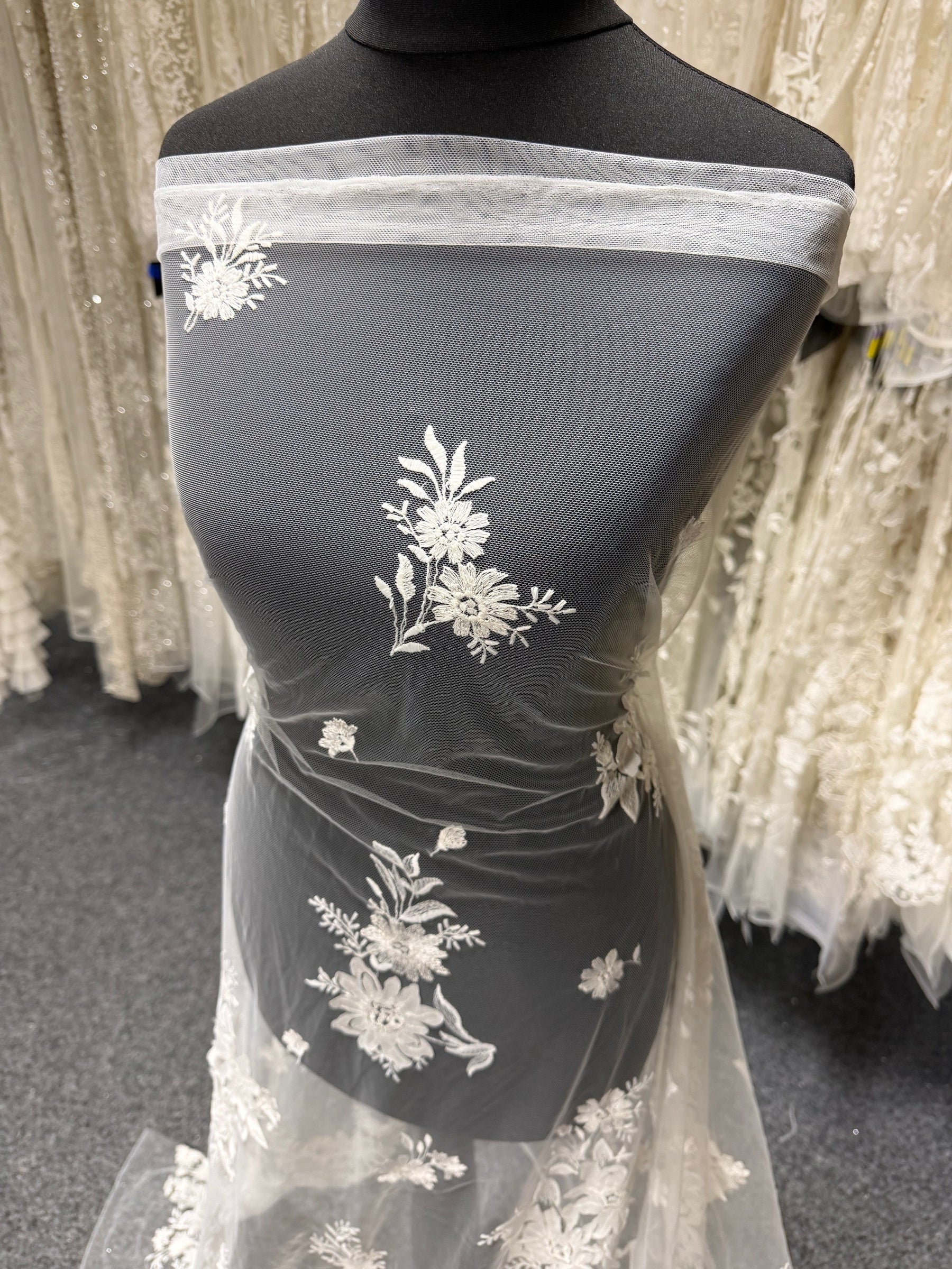Dentelle brodée de sequins ivoire - EB3041