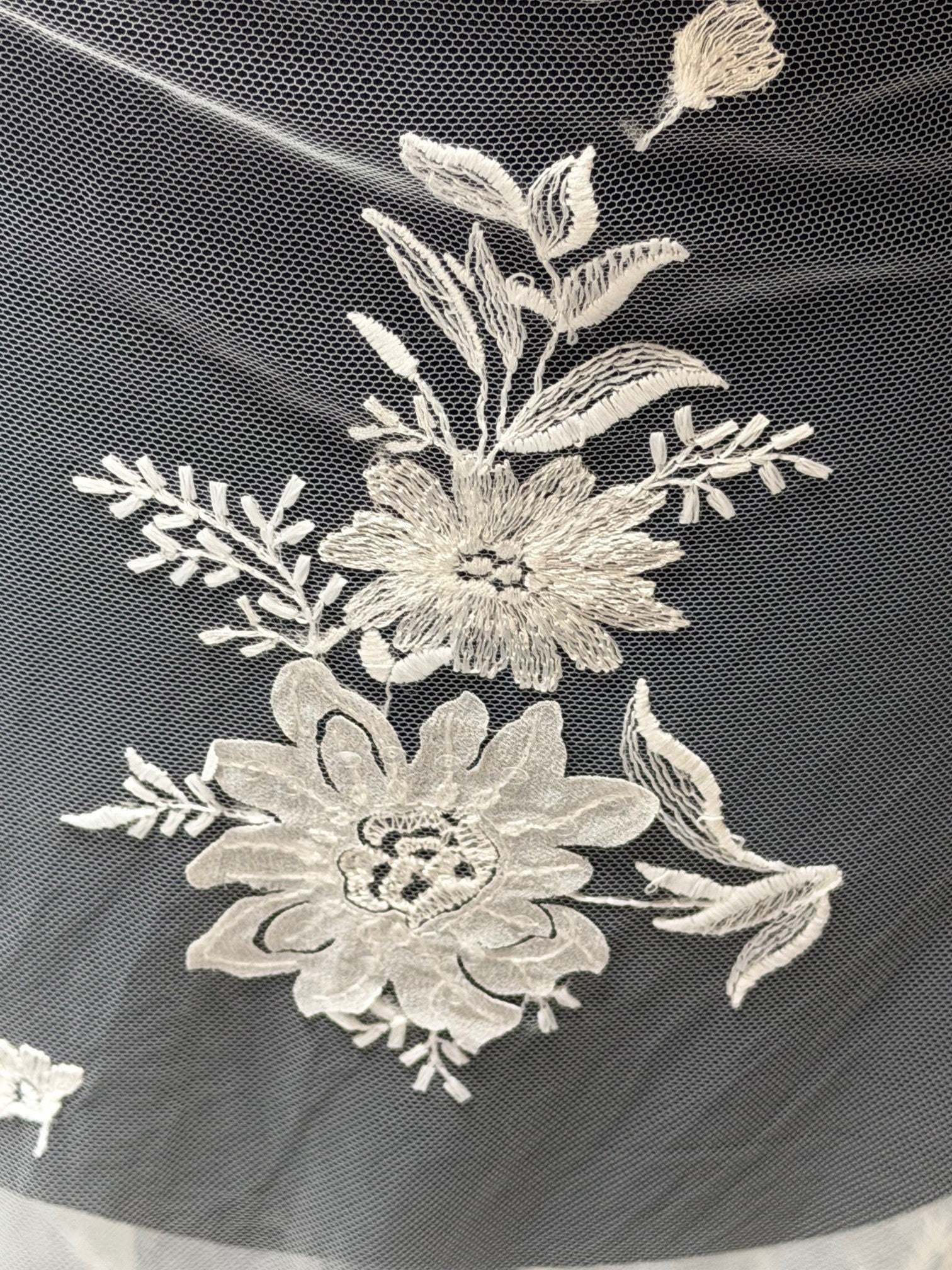 Dentelle brodée de sequins ivoire - EB3041