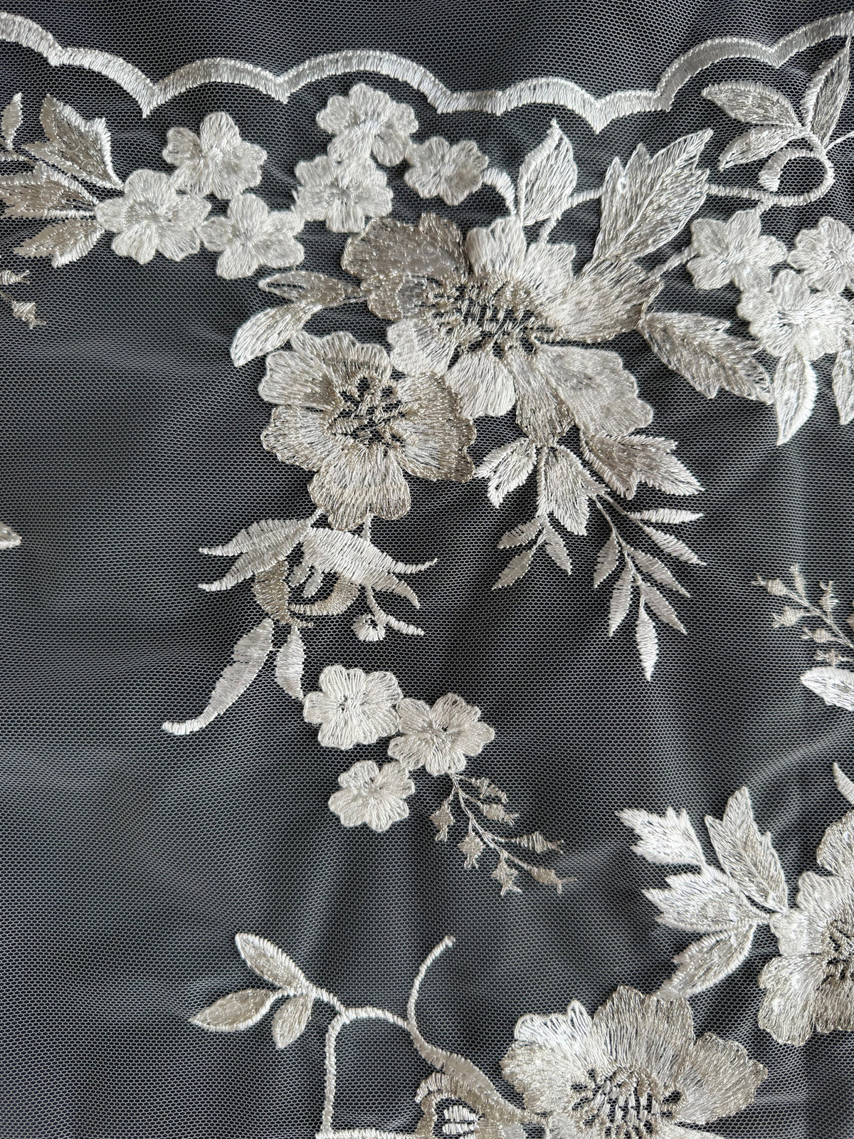 Dentelle brodée de sequins ivoire - EB3044