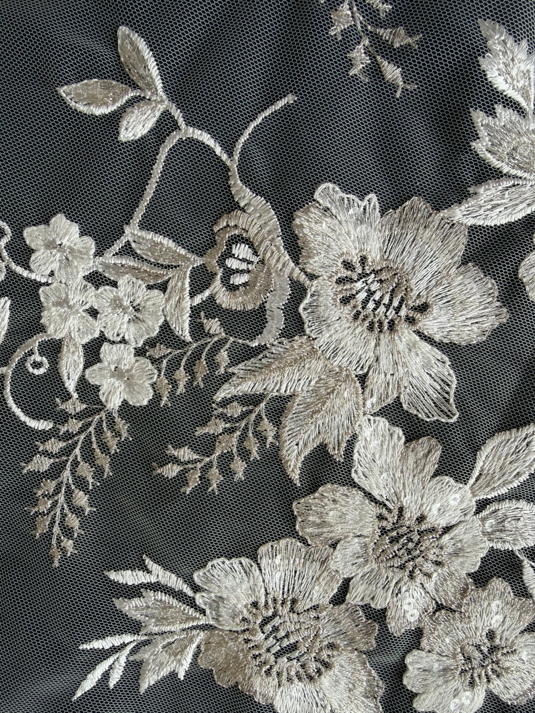 Dentelle brodée de sequins ivoire - EB3044