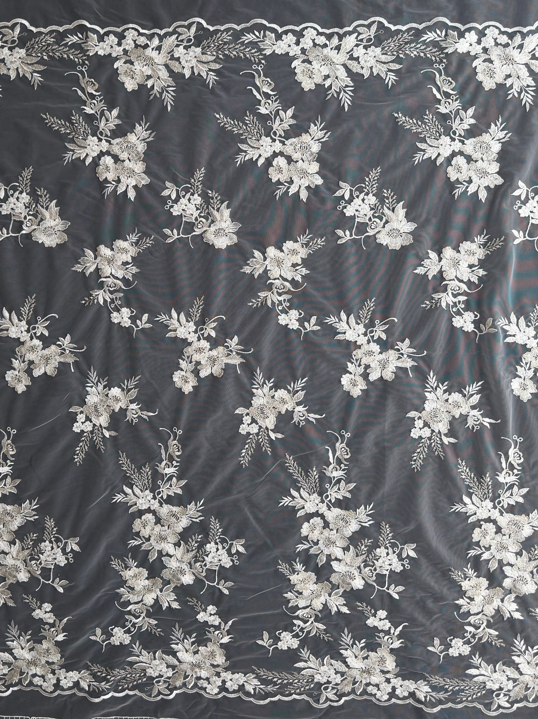 Dentelle brodée de sequins ivoire - EB3044