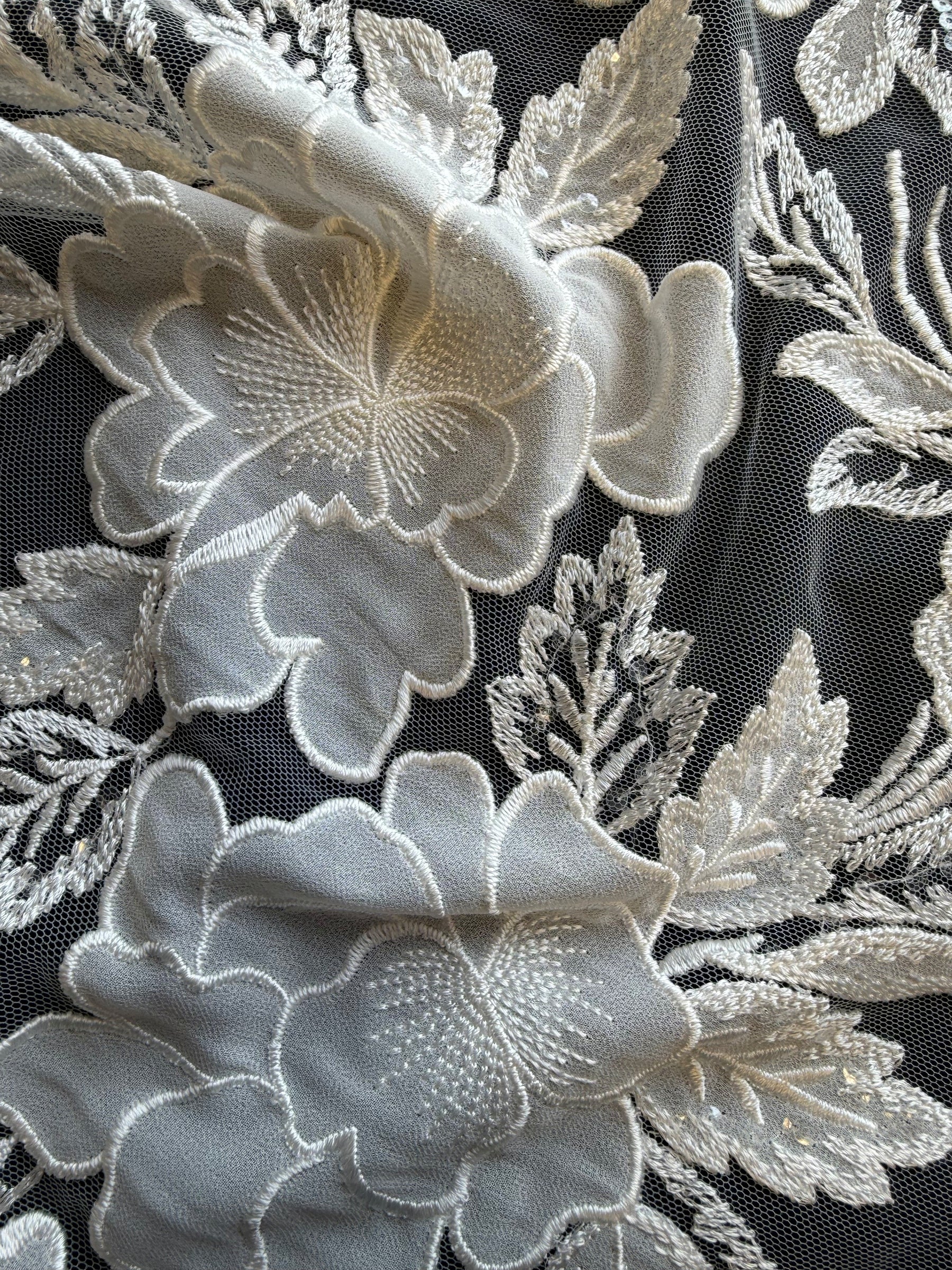 Dentelle brodée de sequins ivoire - EB3055