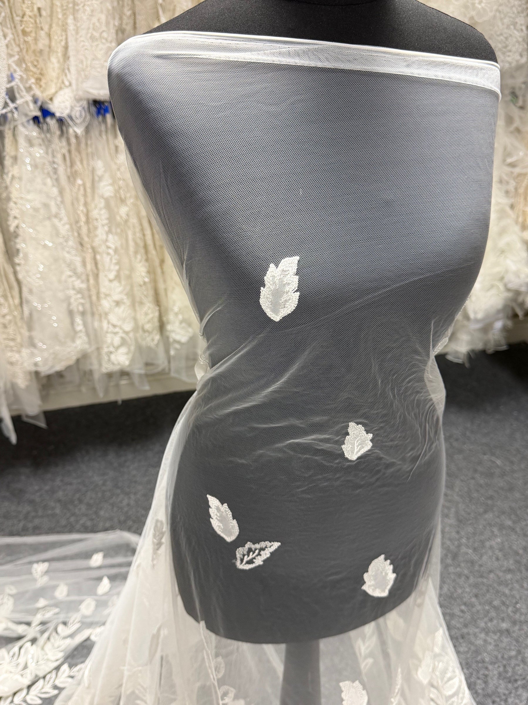 Dentelle brodée de sequins ivoire - EB3055