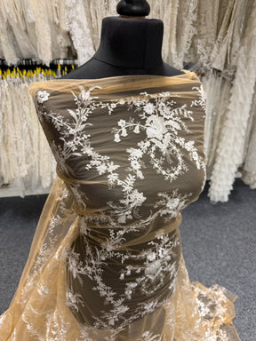 Dentelle brodée ivoire sur fond nude - EB3027