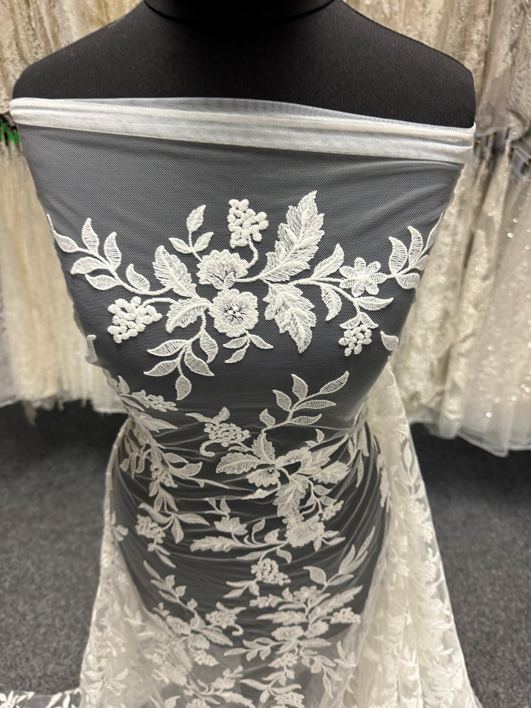 Dentelle brodée ivoire - EB5039