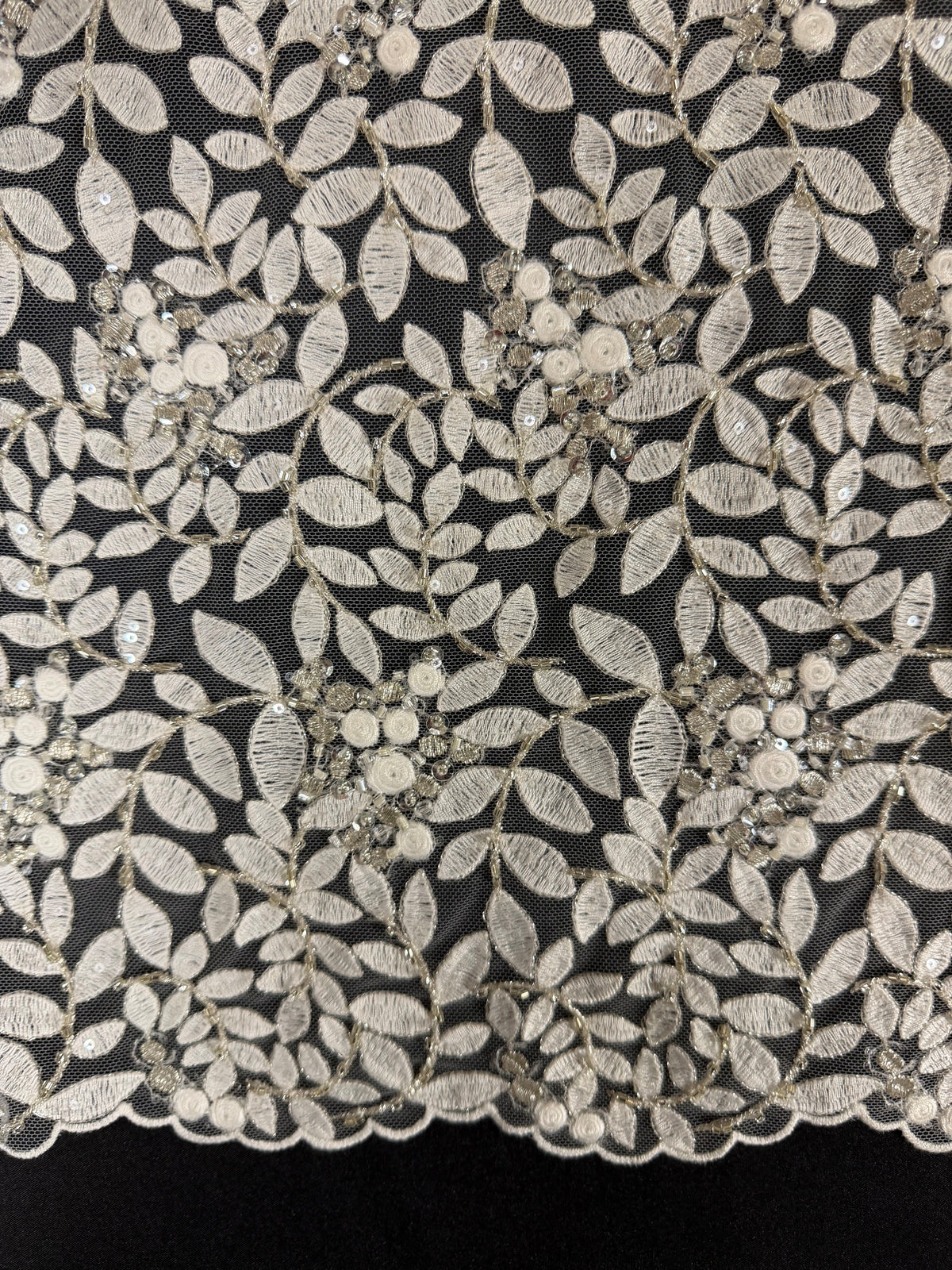 Tulle brodé de perles ivoire/argent - EB1052