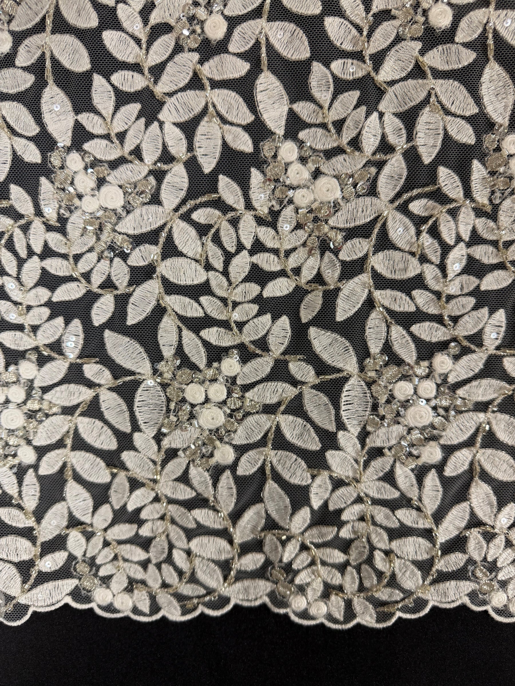 Tulle brodé de perles ivoire/argent - EB1052