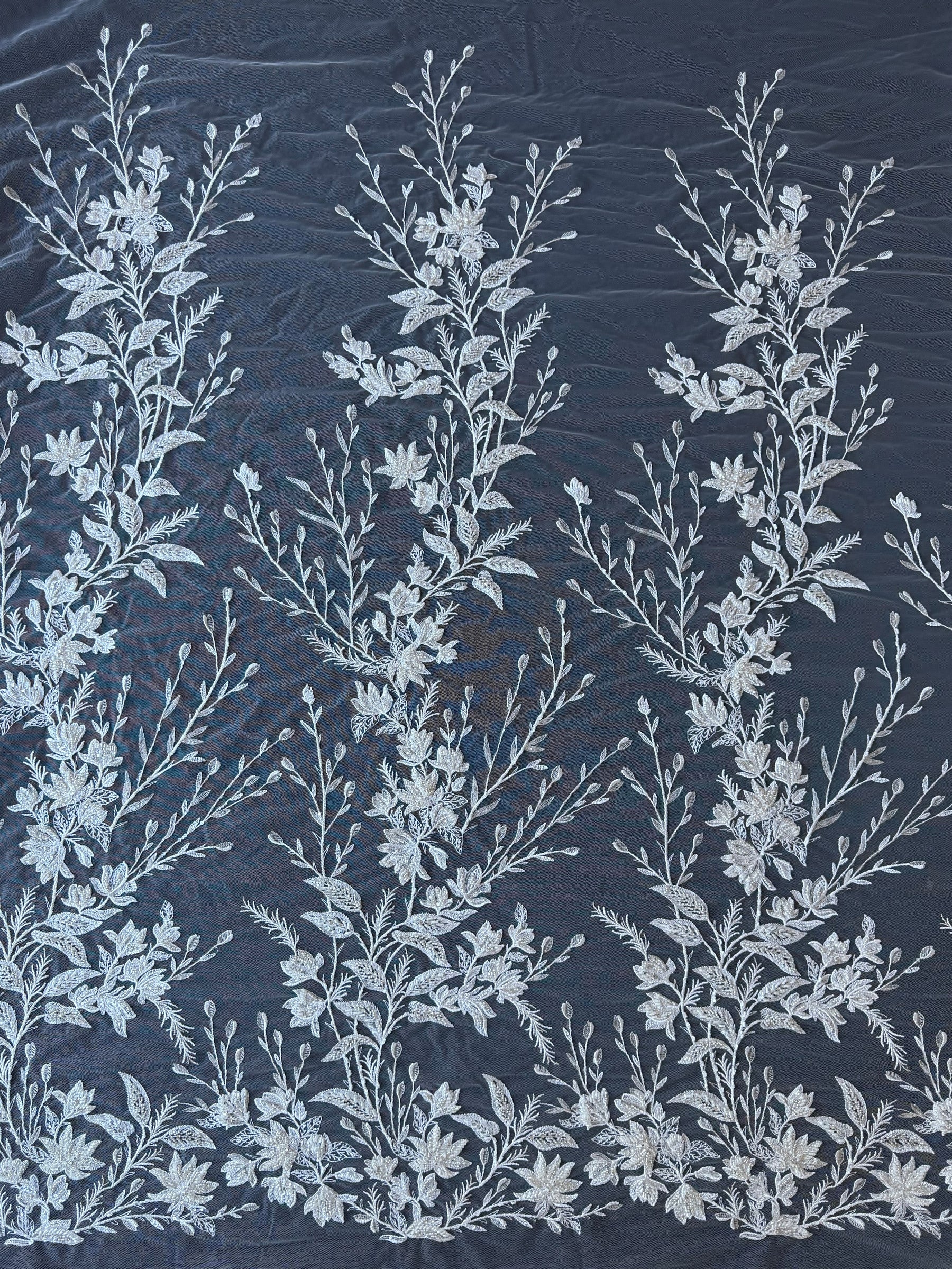 Tulle brodé de perles ivoire - EB1053