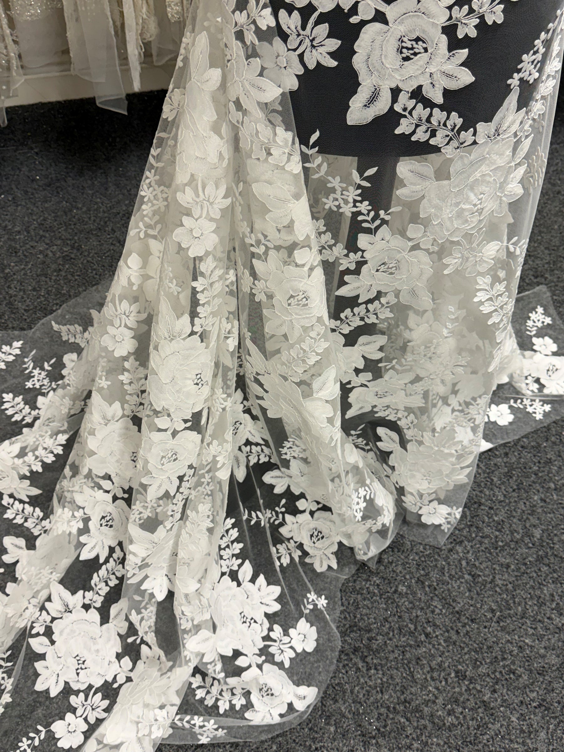 Dentelle brodée avec cordonnet ivoire italien - Elfin