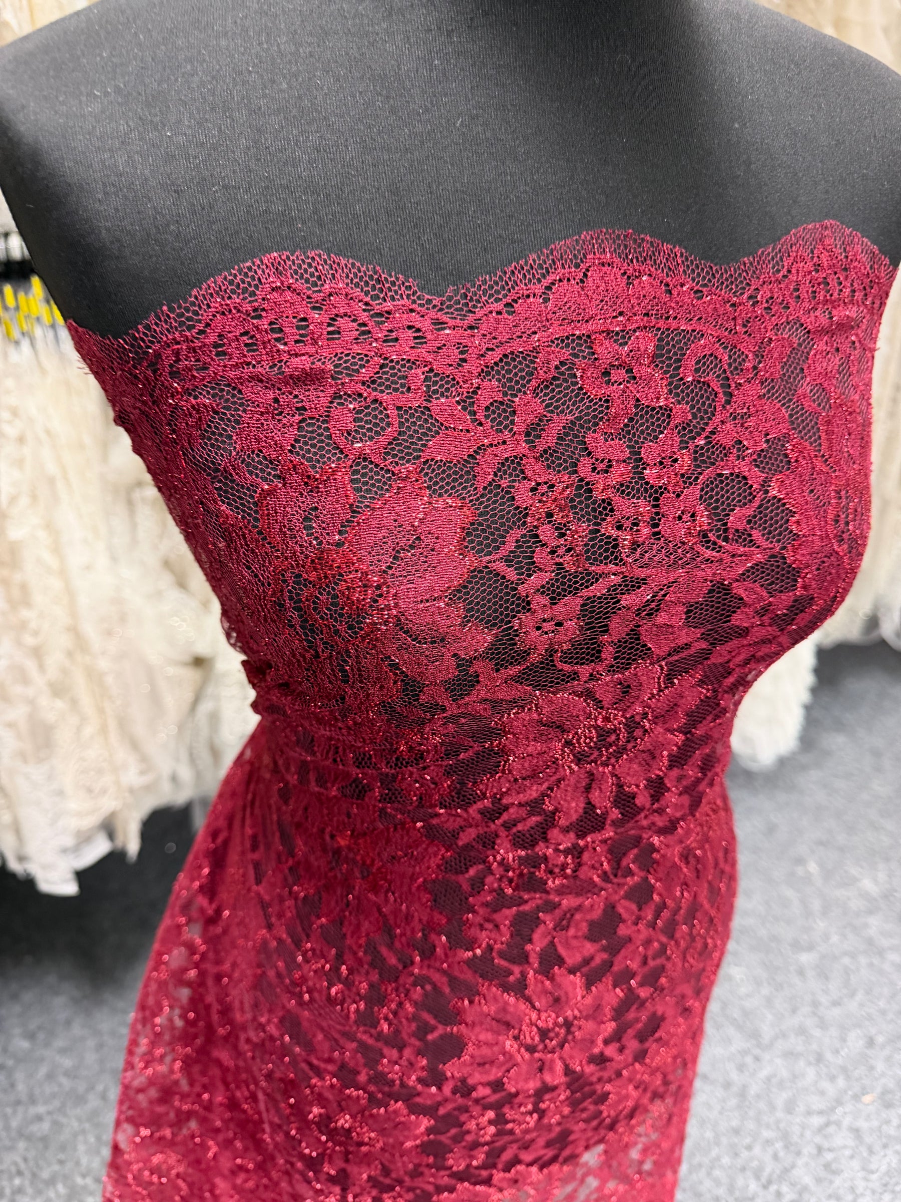 Dentelle Chantilly Rouge Métallisé - P184