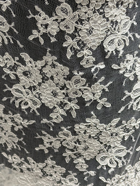 Dentelle Chantilly ivoire à cordon – Zetina