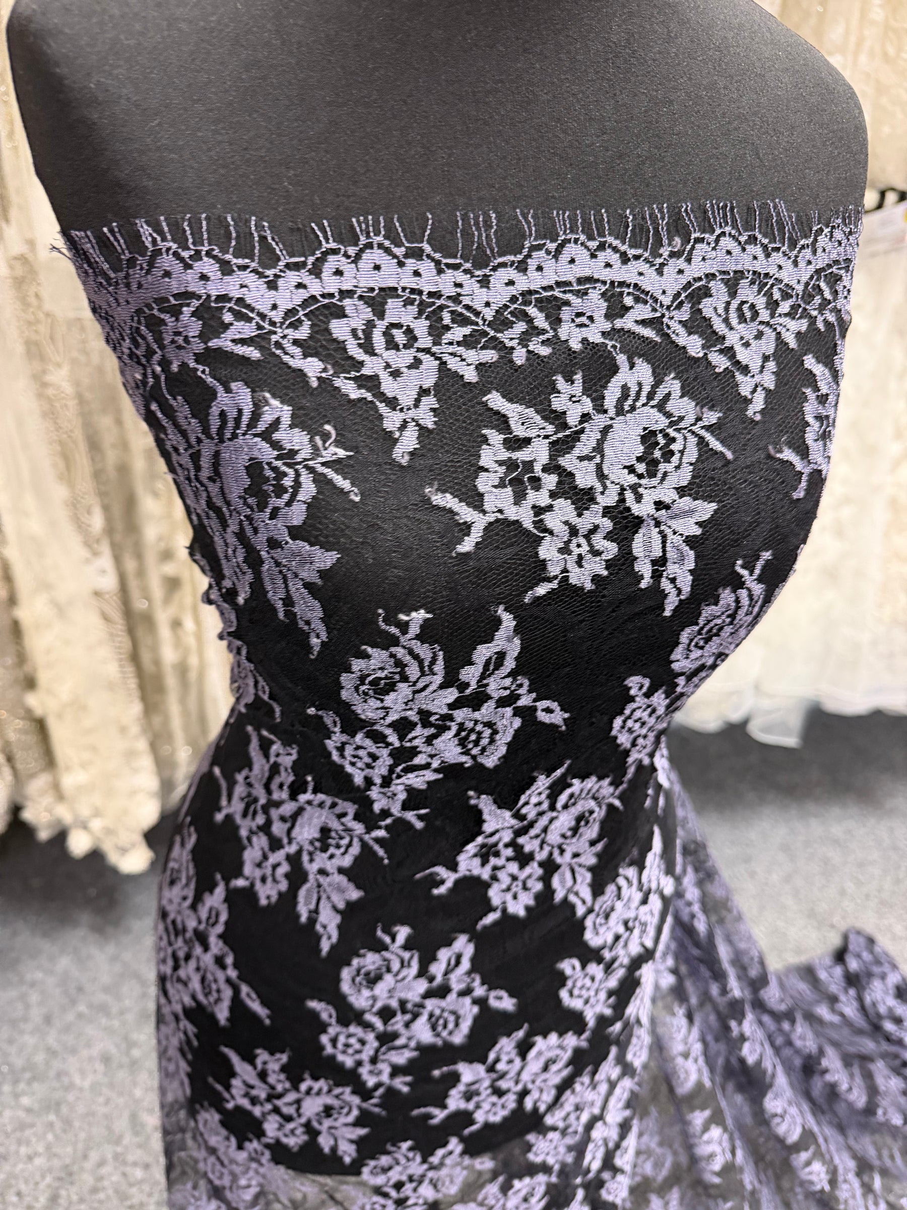 Dentelle Chantilly Raisin & Noire - P176