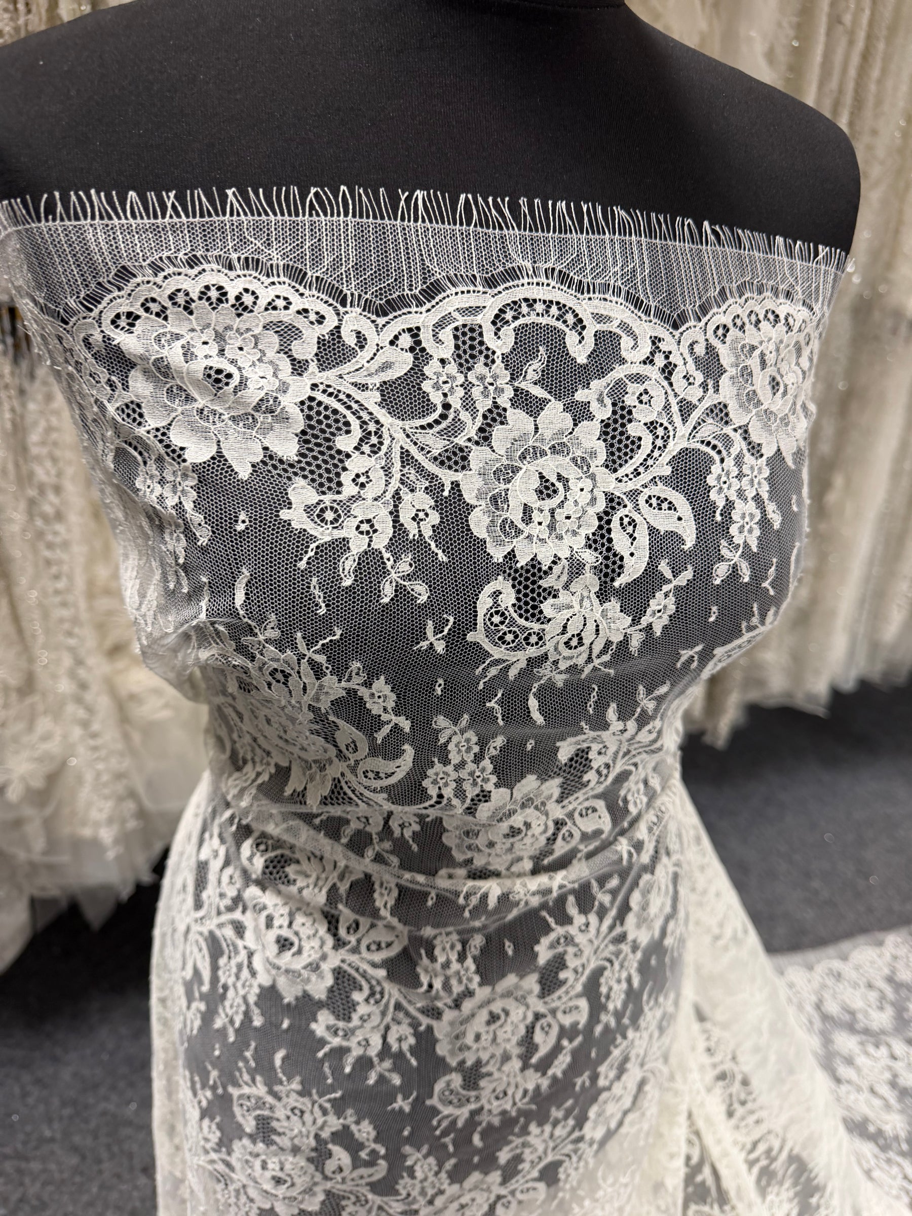 Dentelle Chantilly ivoire - P205