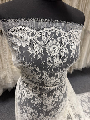 Dentelle Chantilly ivoire - P205