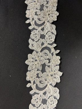 Bordure en dentelle ivoire ornée de perles - Fidélité