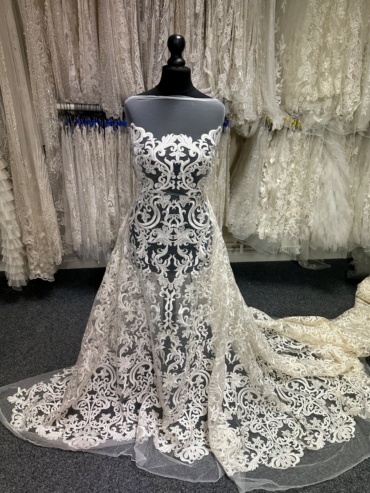 Dentelle brodée ivoire - Forno