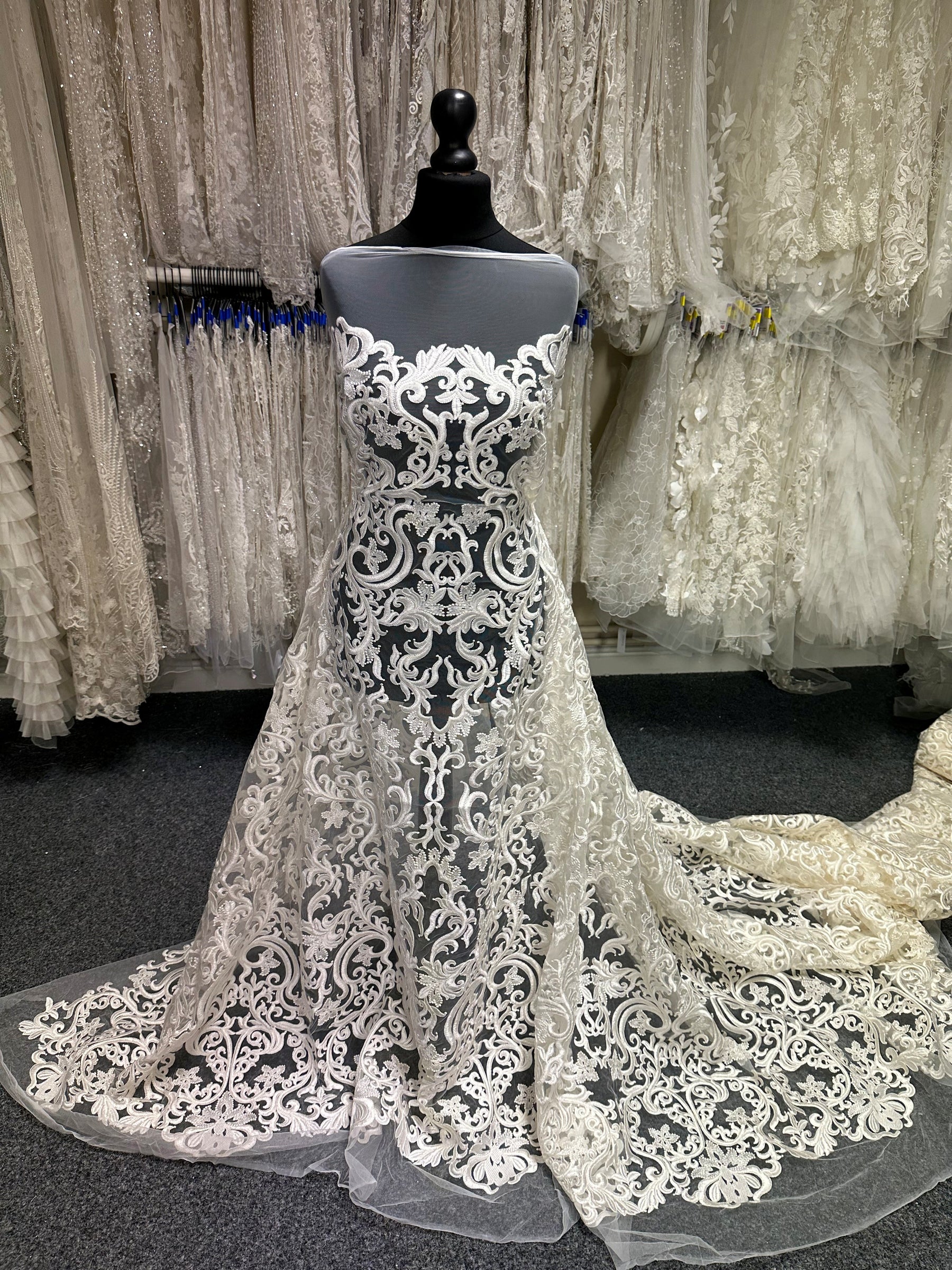 Dentelle brodée ivoire - Forno