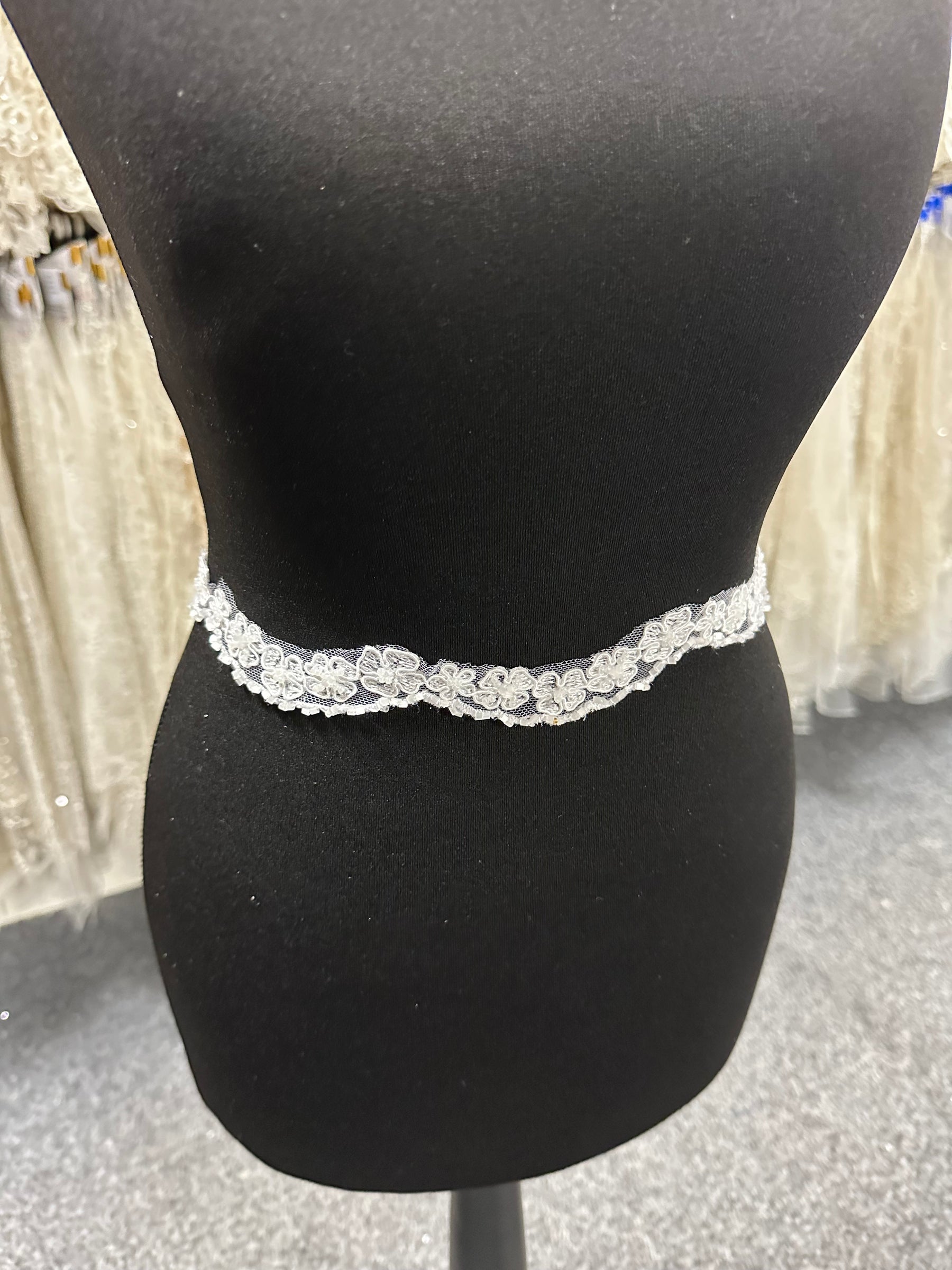 Bordure en dentelle blanche perlée et cordée - Nimble