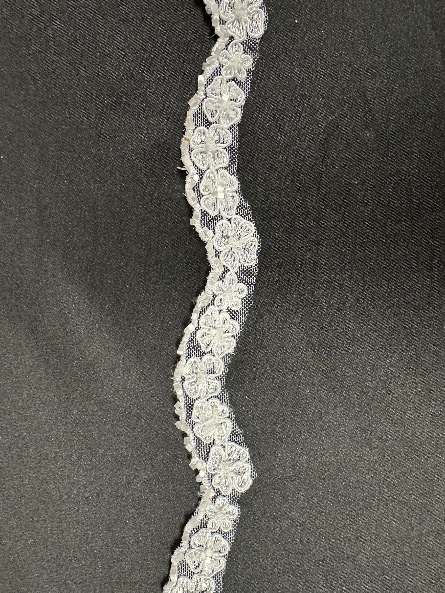 Bordure en dentelle blanche perlée et cordée - Nimble