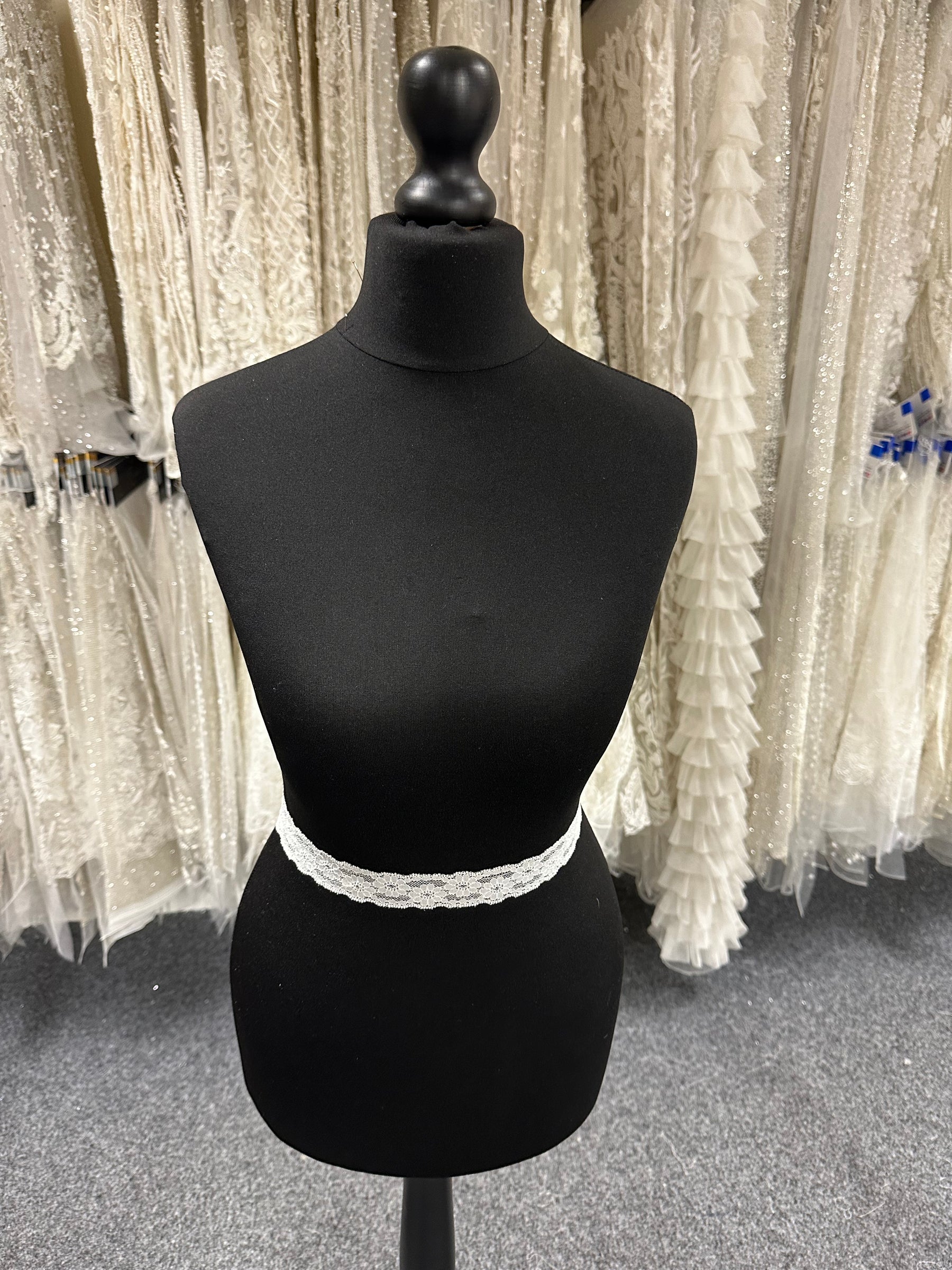 Bordure en dentelle blanche - T 738 (CF)