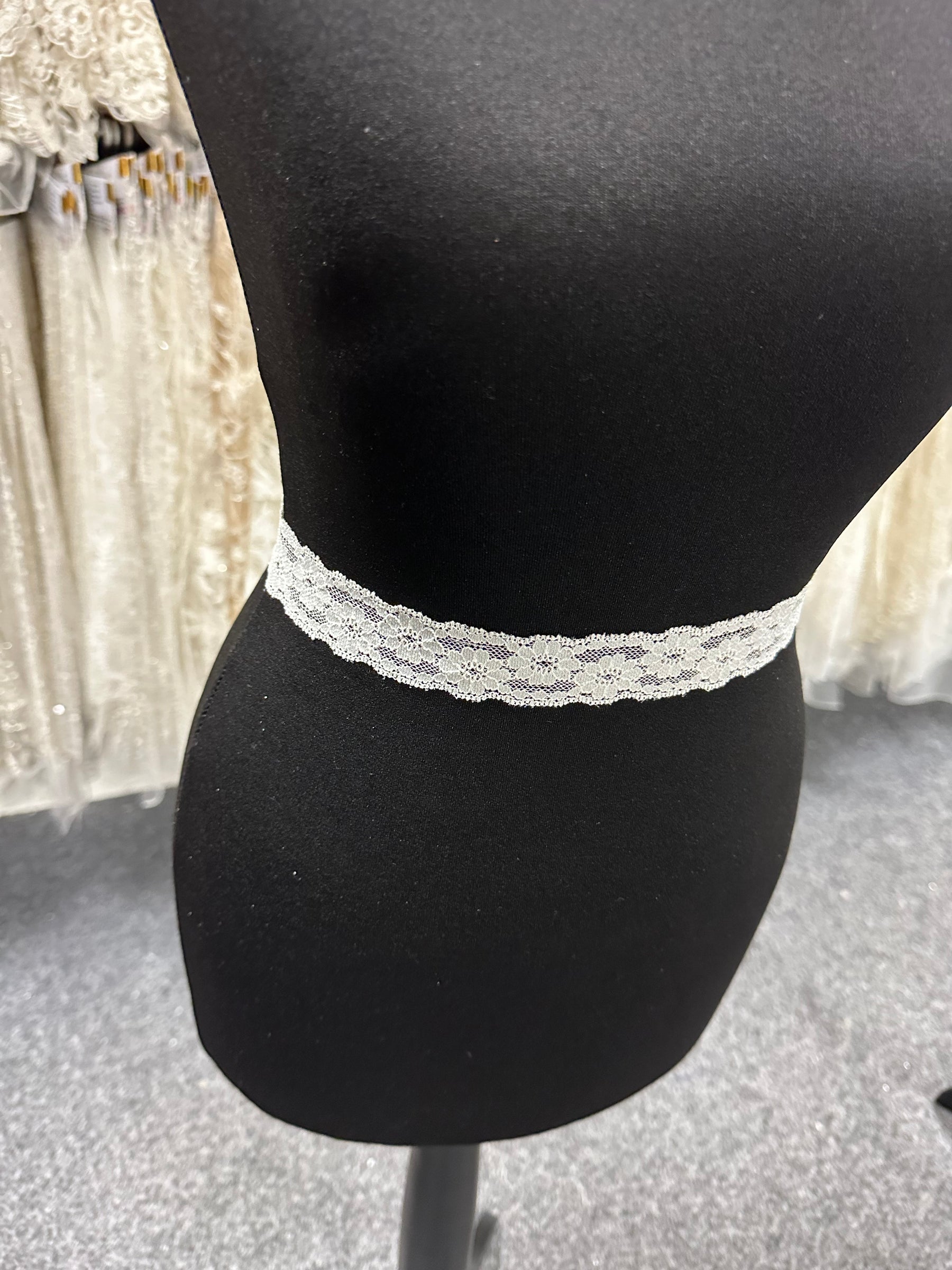 Bordure en dentelle blanche - T 738 (CF)