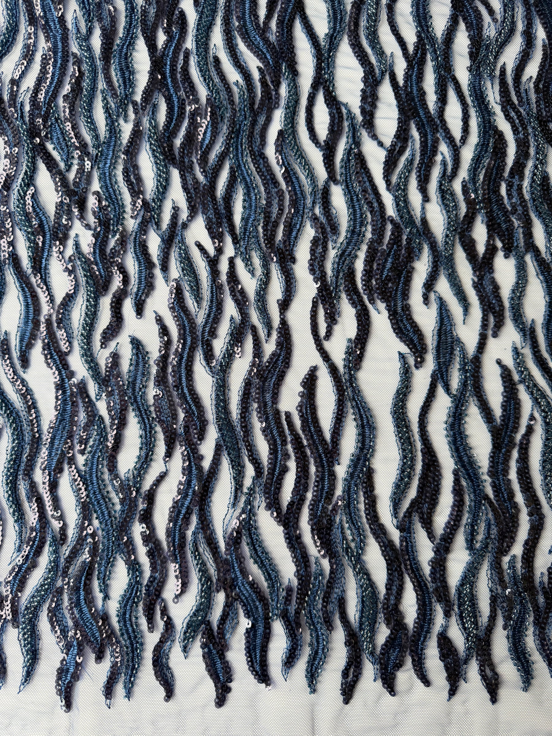 Tulle bleu marine brodé de perles - EB1089