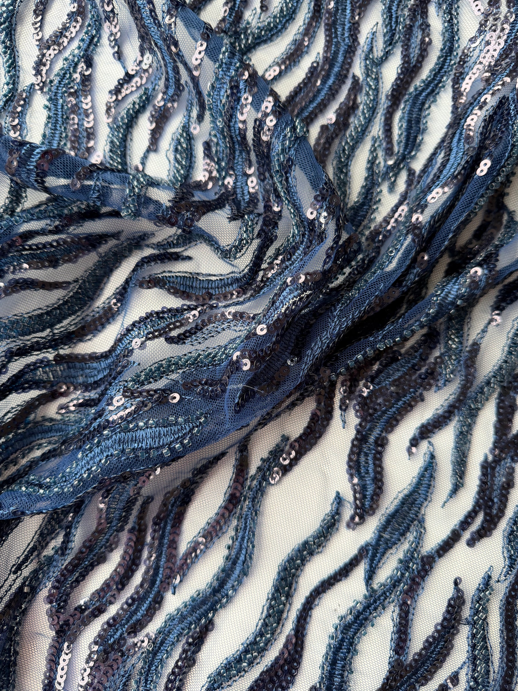 Tulle bleu marine brodé de perles - EB1089