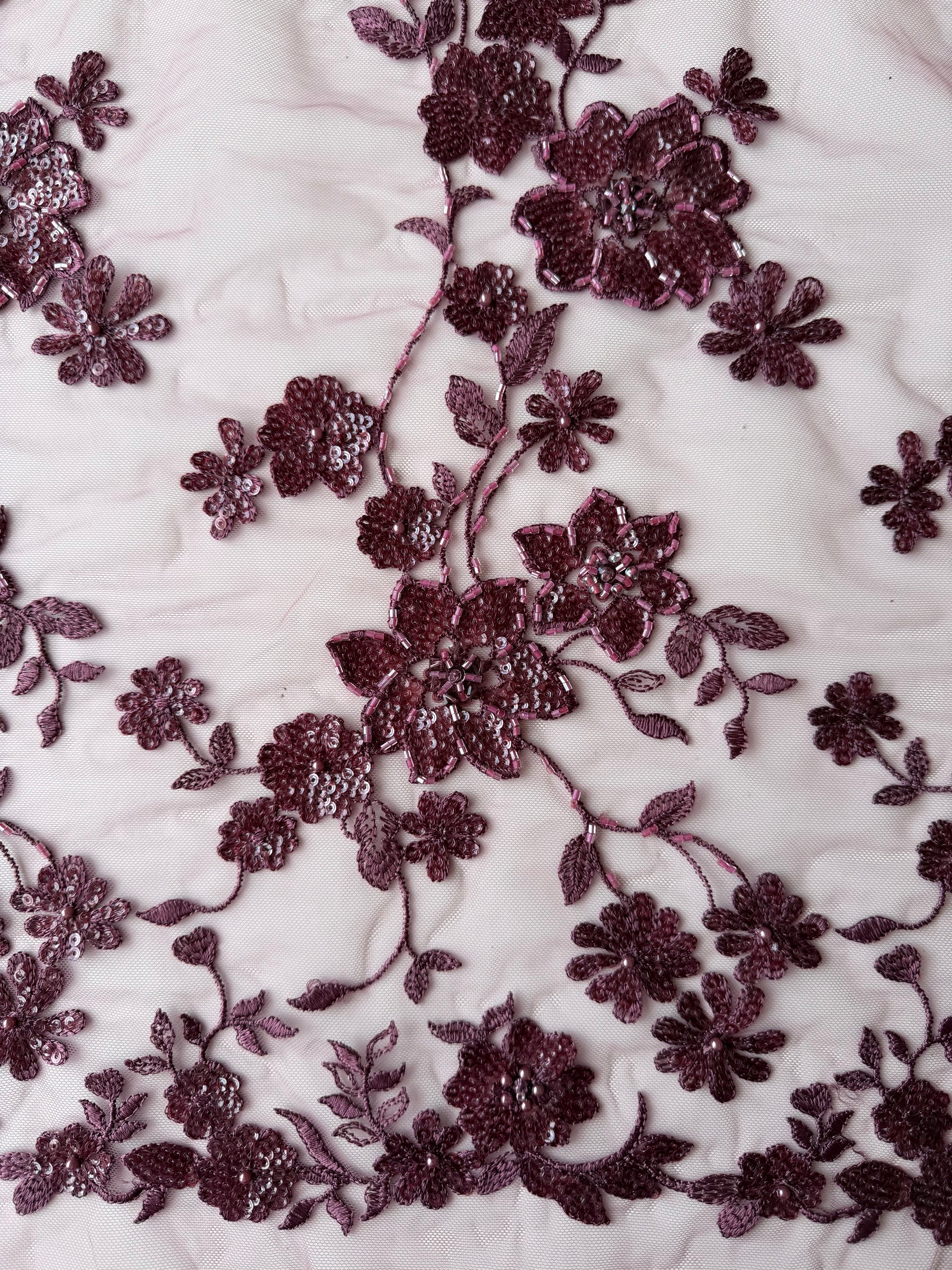 Tulle brodé de perles haricot rouge - EB1090