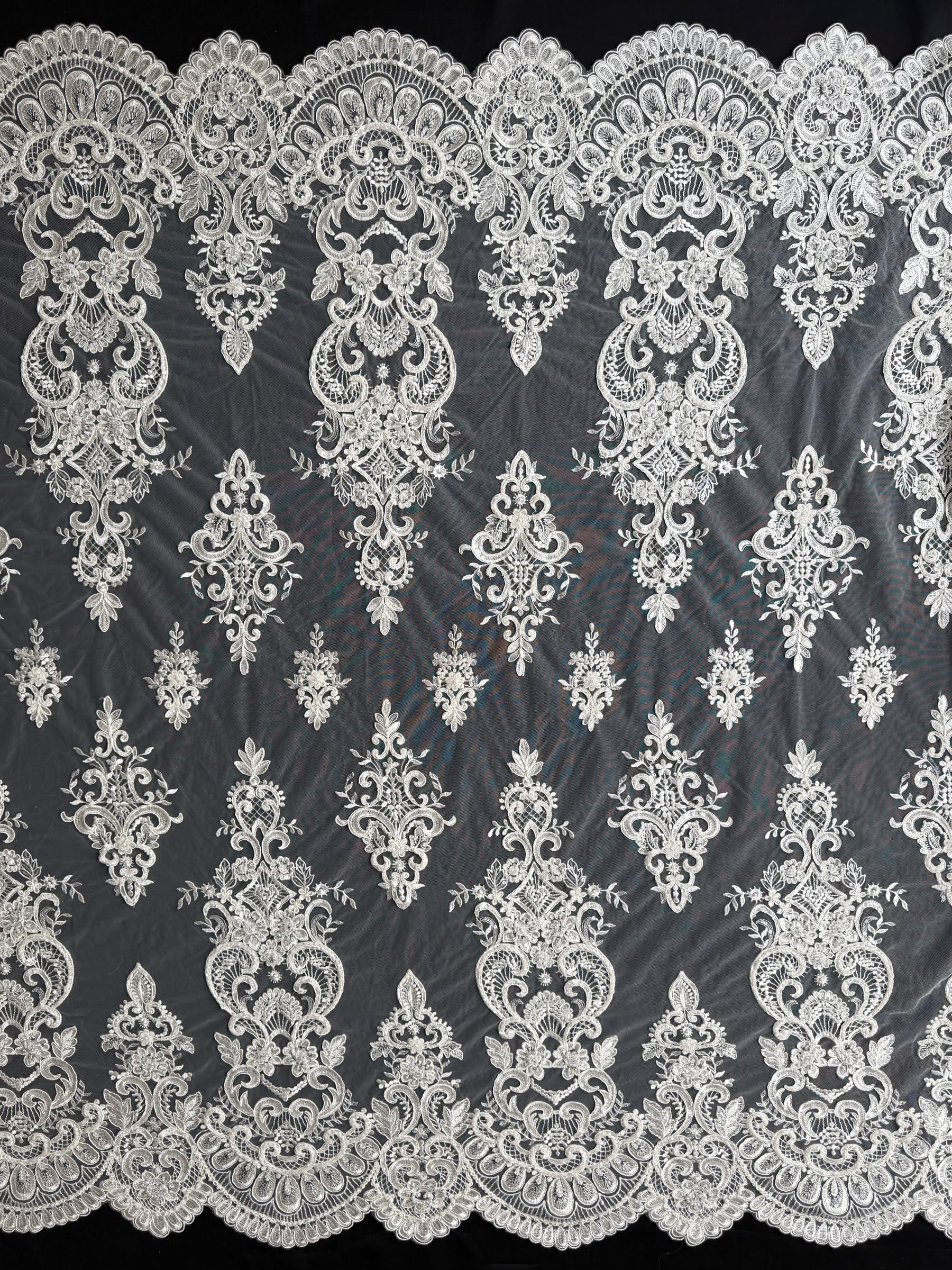 Tulle brodé de perles ivoire - EB1027