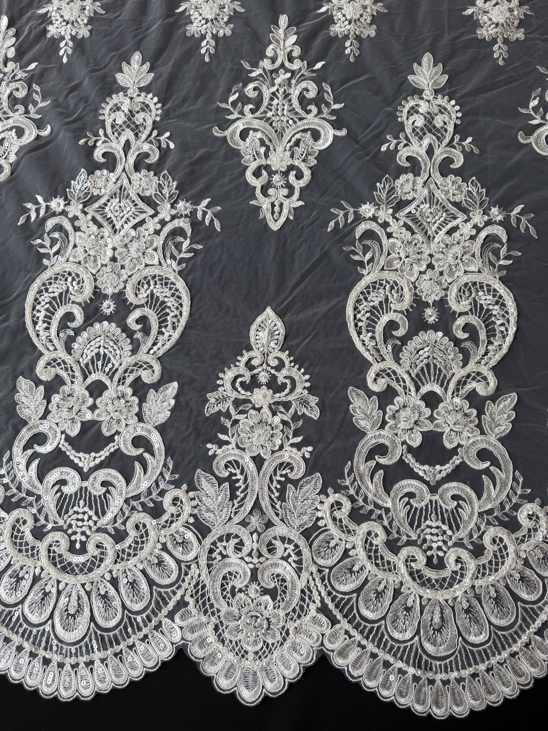 Tulle brodé de perles ivoire - EB1027