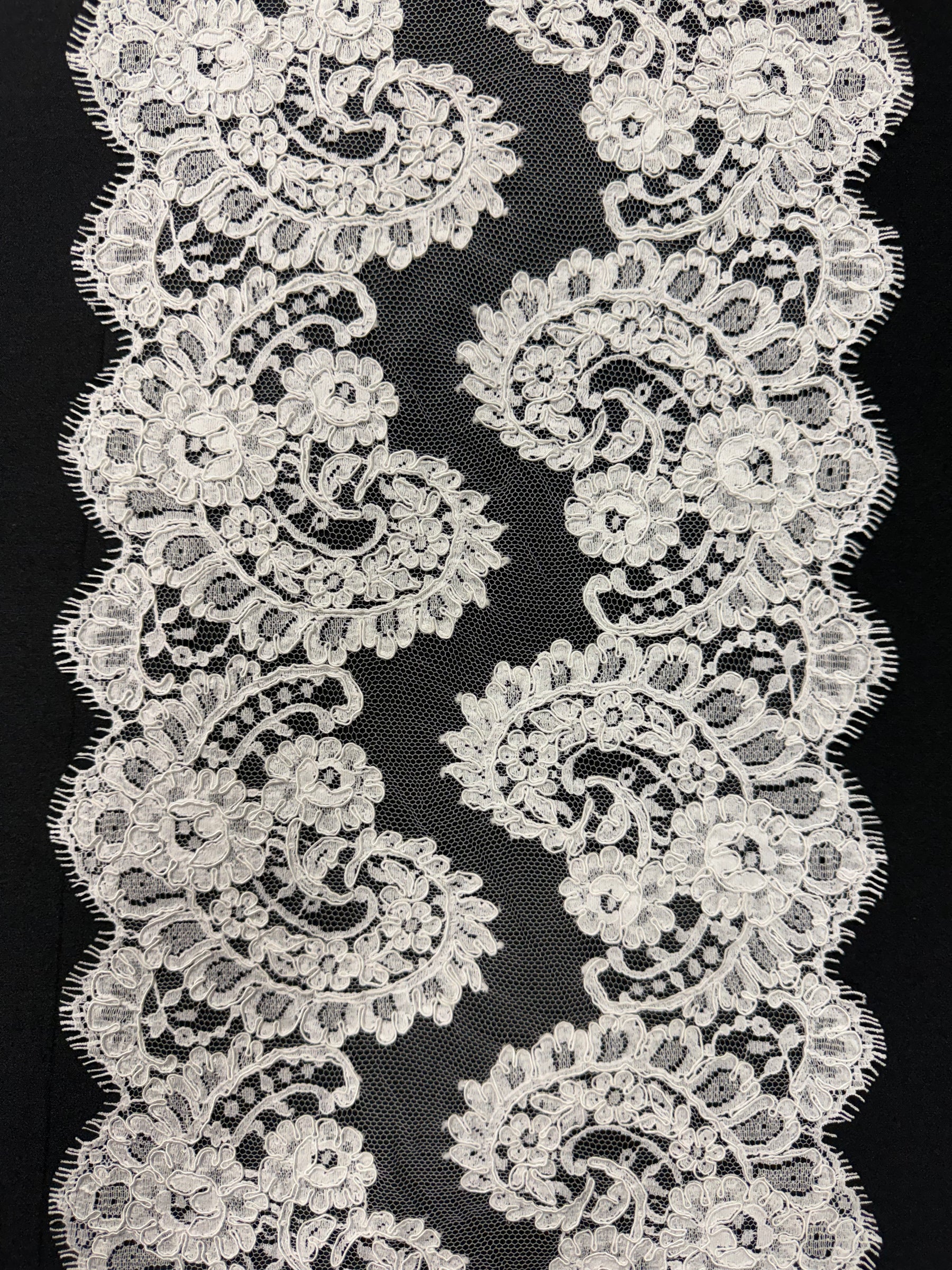 Bordure en dentelle Chantilly ivoire cordée – Sudaba
