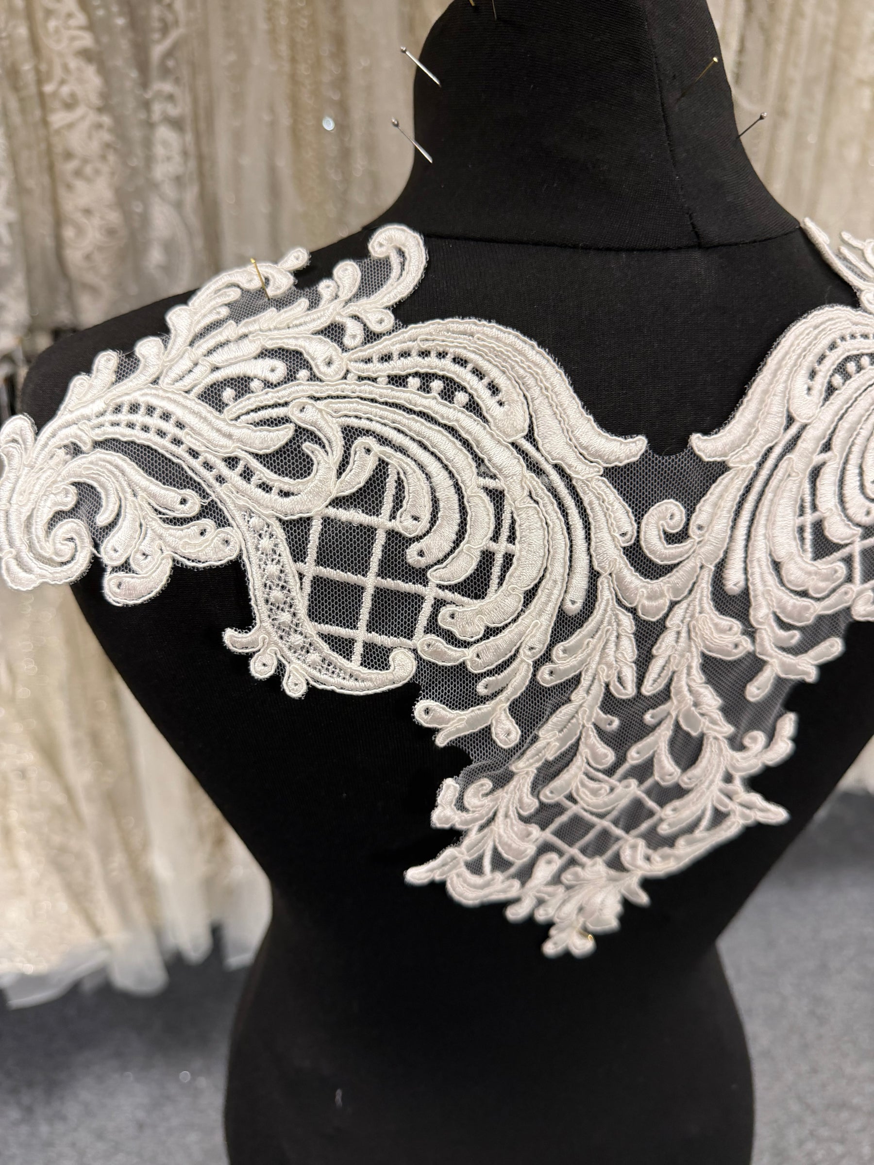 Applique en dentelle cordée ivoire grand format - T799