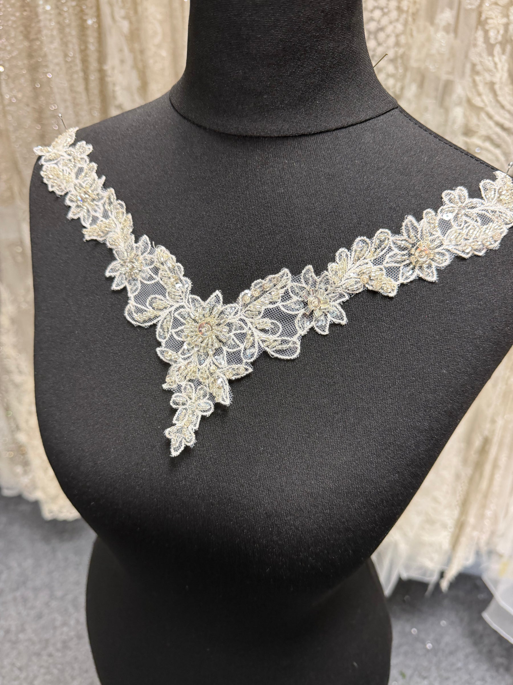 Applique perlée ivoire - T587