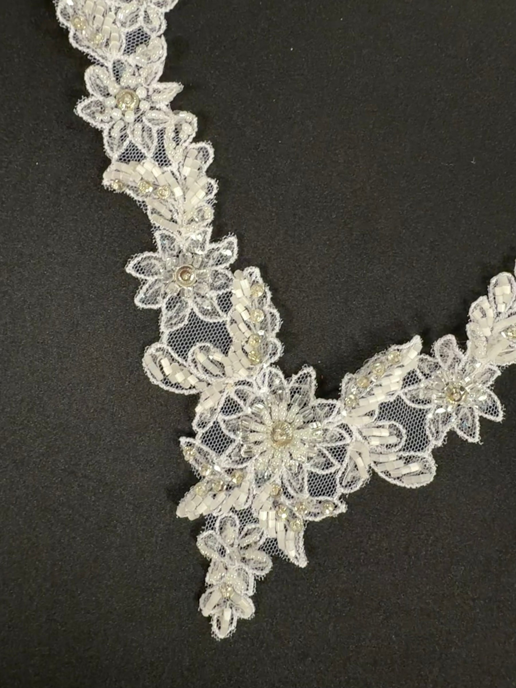 Applique perlée ivoire - T587