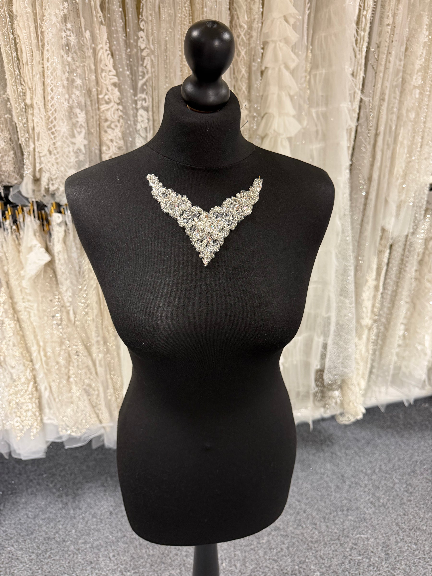 Appliqué perlé ivoire/argent - T566