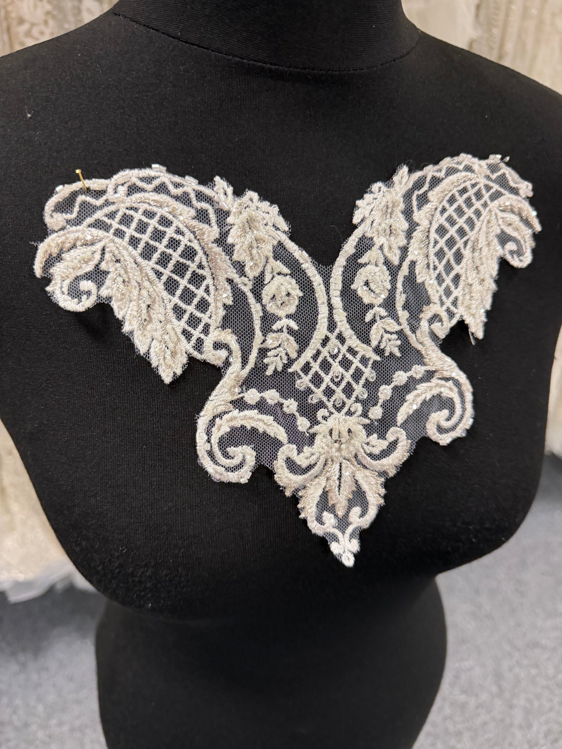 Appliqué perlé ivoire/argent - T566