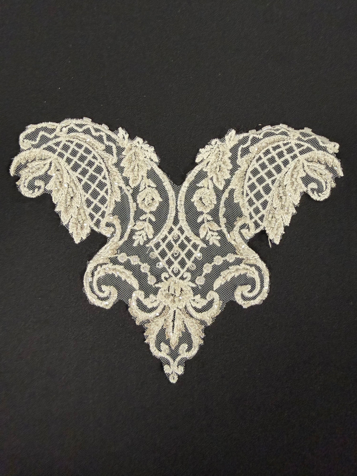 Appliqué perlé ivoire/argent - T566