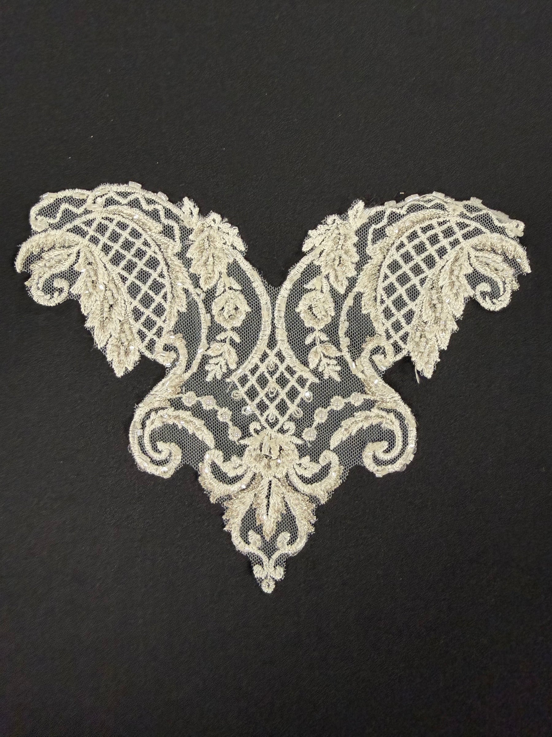 Appliqué perlé ivoire/argent - T566