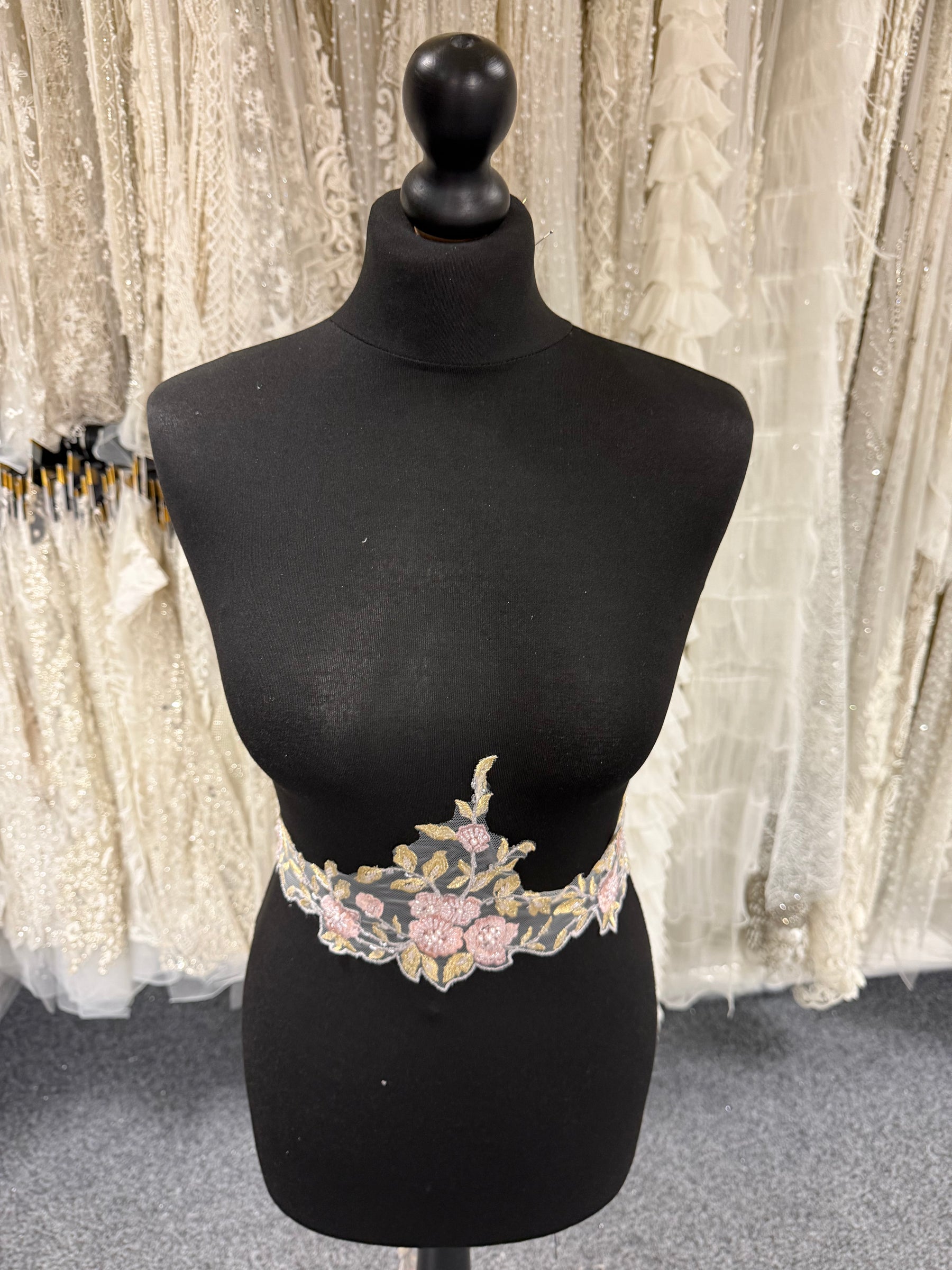 Bordure en dentelle rose poudree – Jessica.