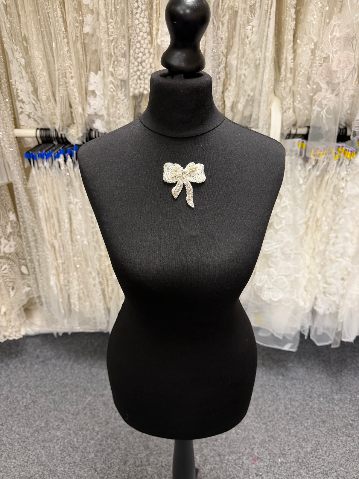 Ivory Bow Shaped Motif - T895