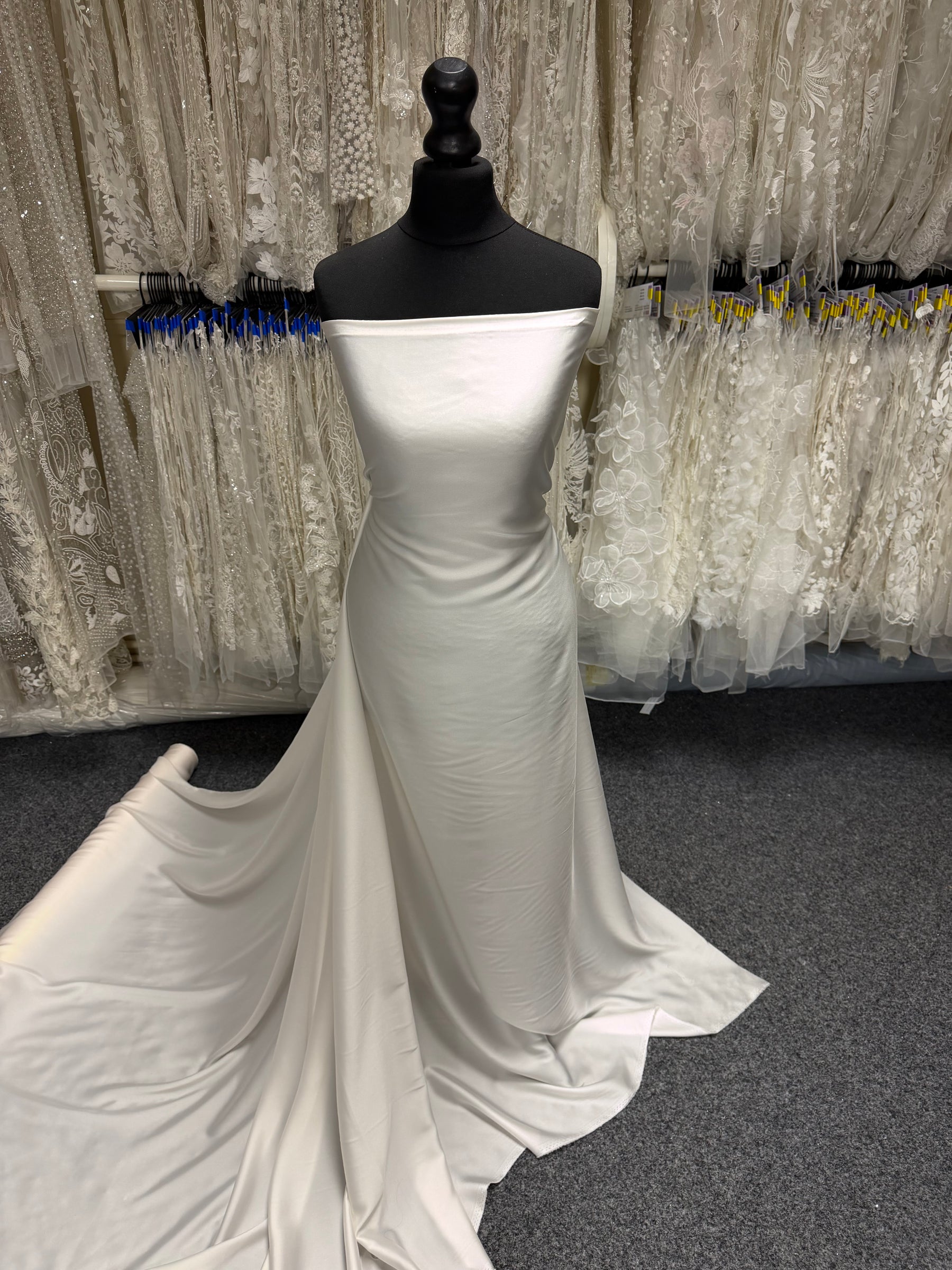 Satin de polyester ivoire pâle - P78