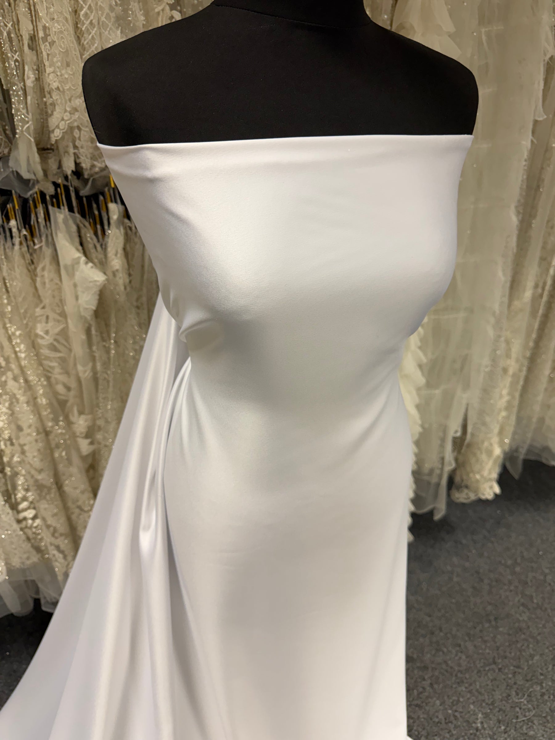 Crêpe satinée en polyester blanc - P60
