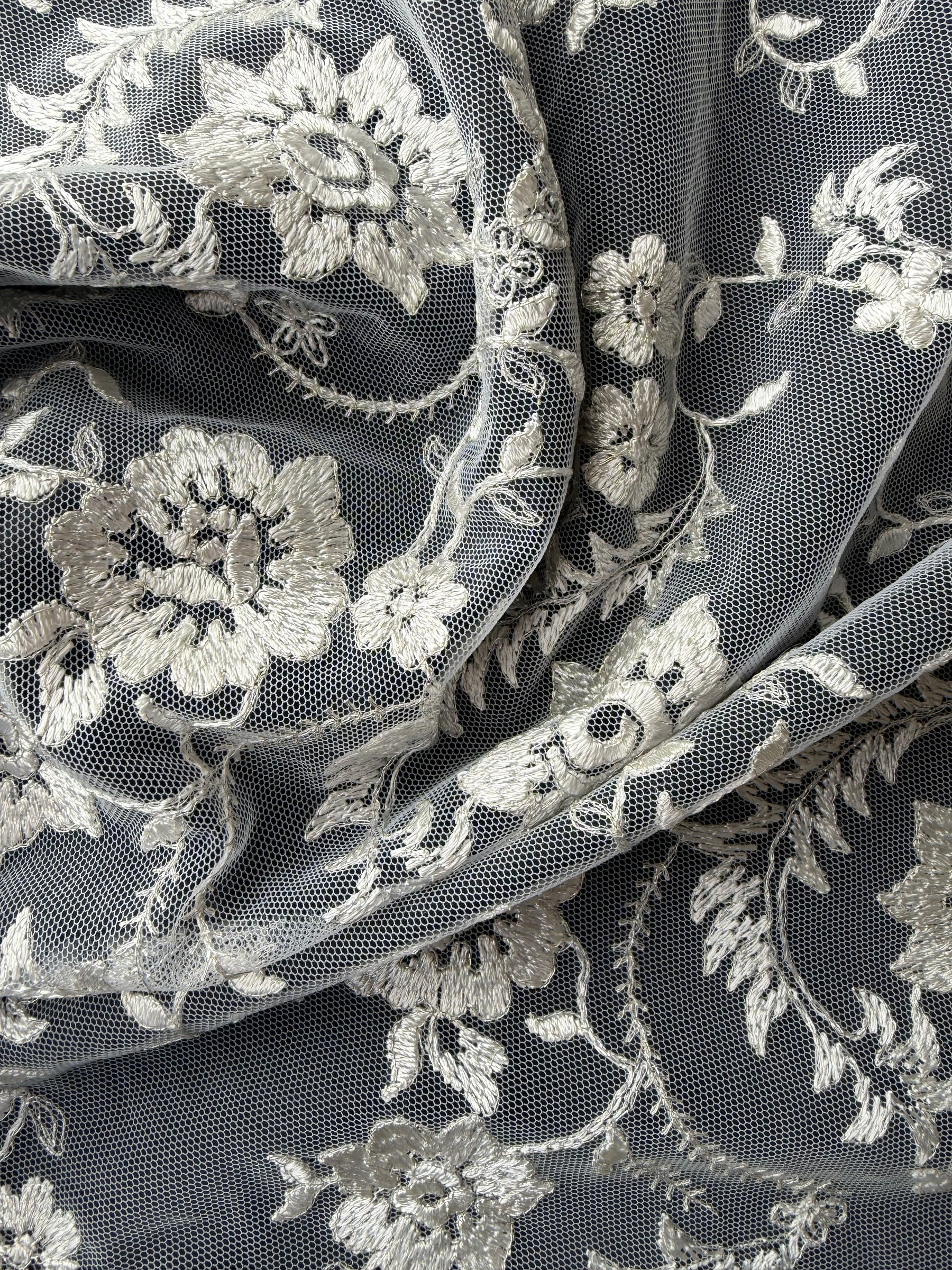 Dentelle brodée Ivoire et Argent - P812