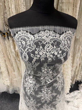 Dentelle de Chantilly ivoire - P729