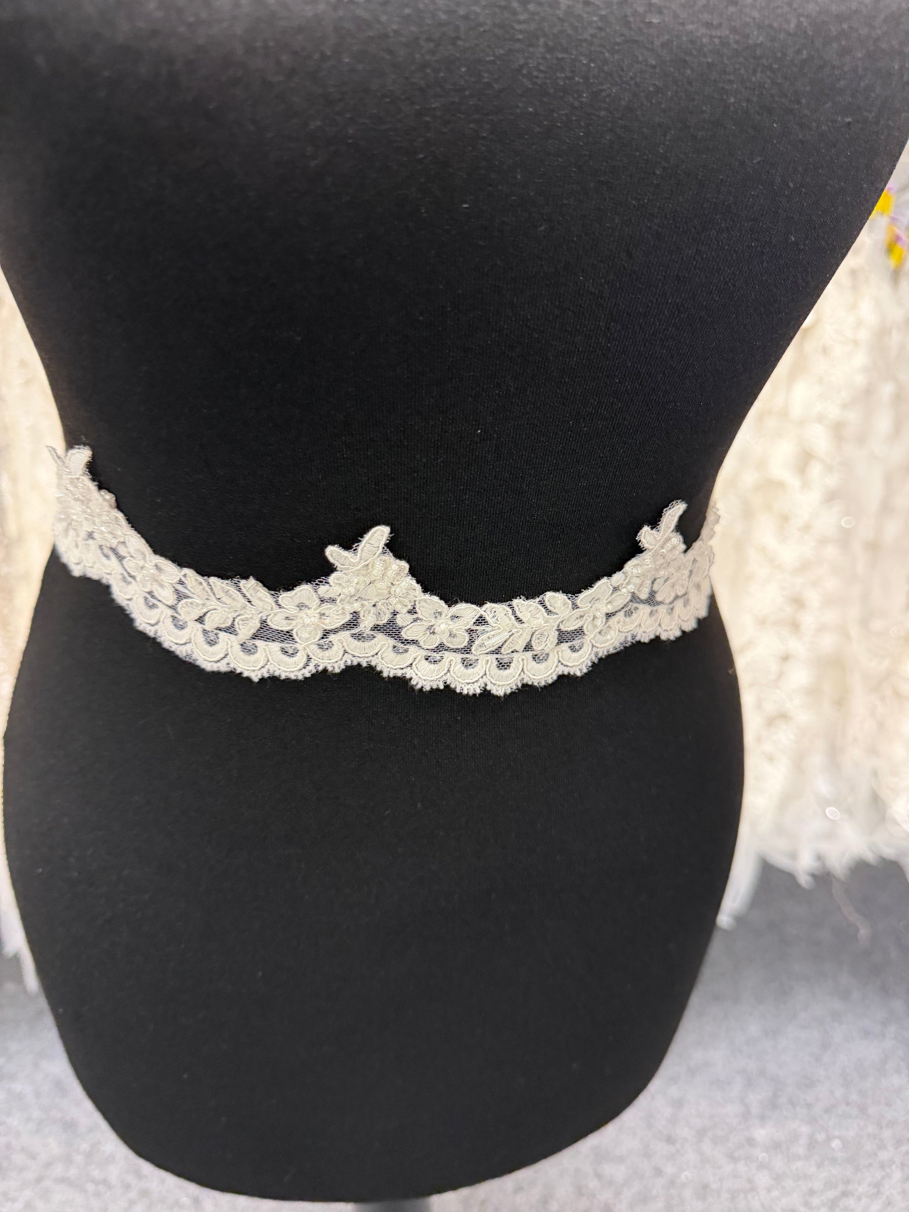 Bordure en dentelle perlée ivoire - T663